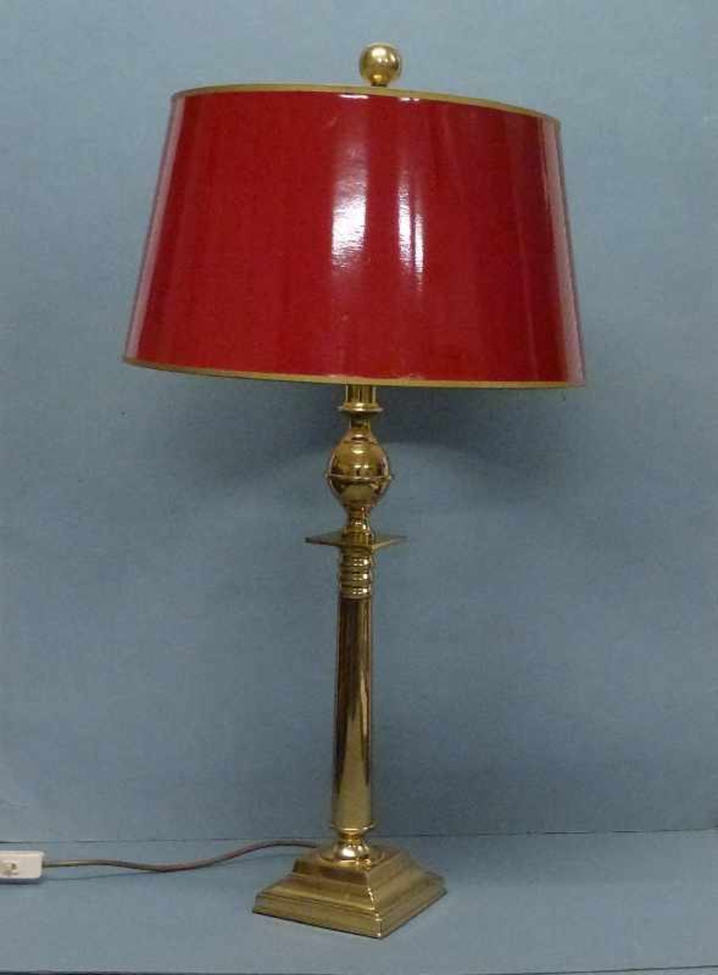 Tischlampe Messingsäule, zweiflammig, roter Schirm, H 81 cm