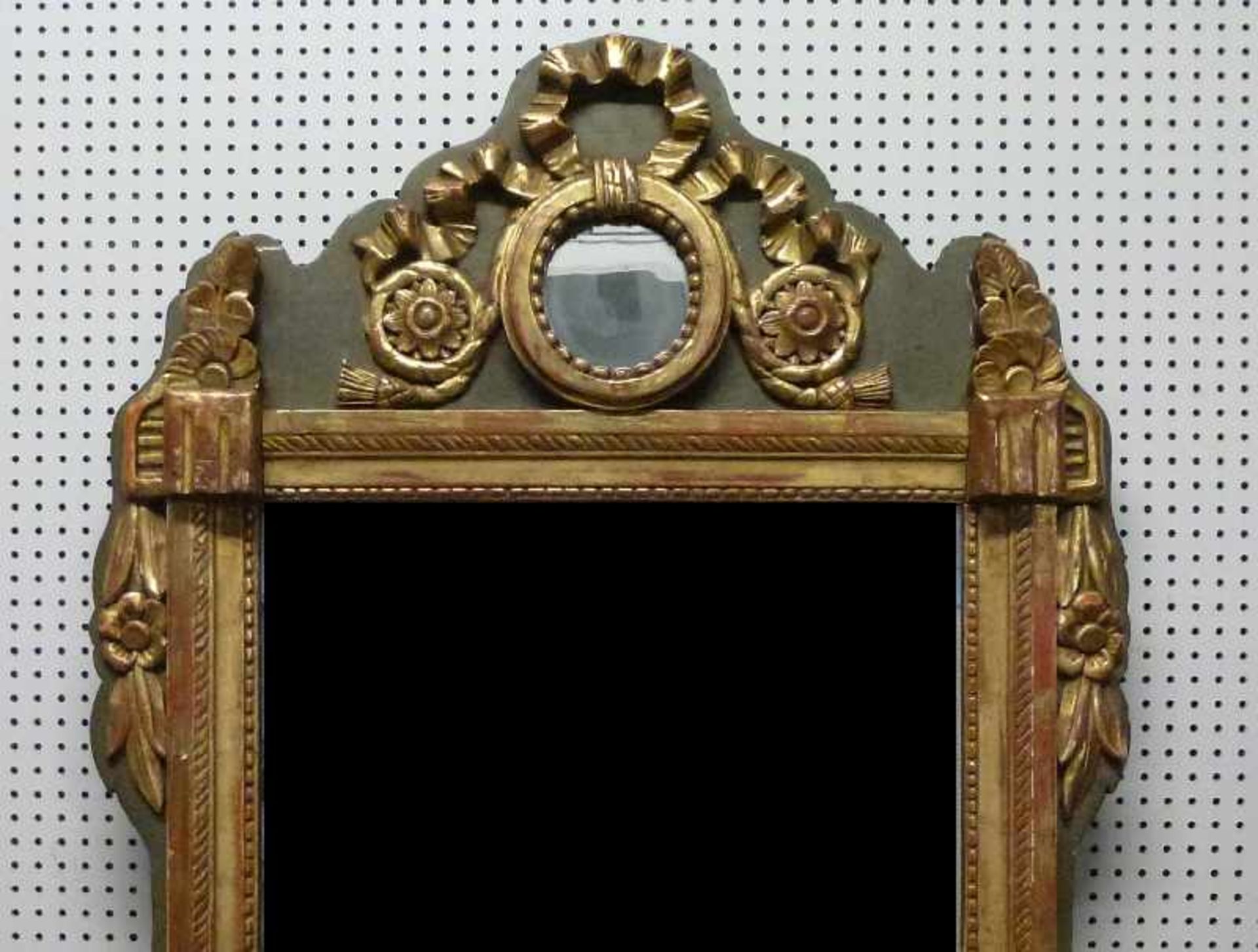 Louis-XVI-Spiegel, 20.Jh. Holz geschnitzt, gefasst, teilvergoldet, hochrechteckig, Eierstab, Blüten, - Bild 2 aus 3