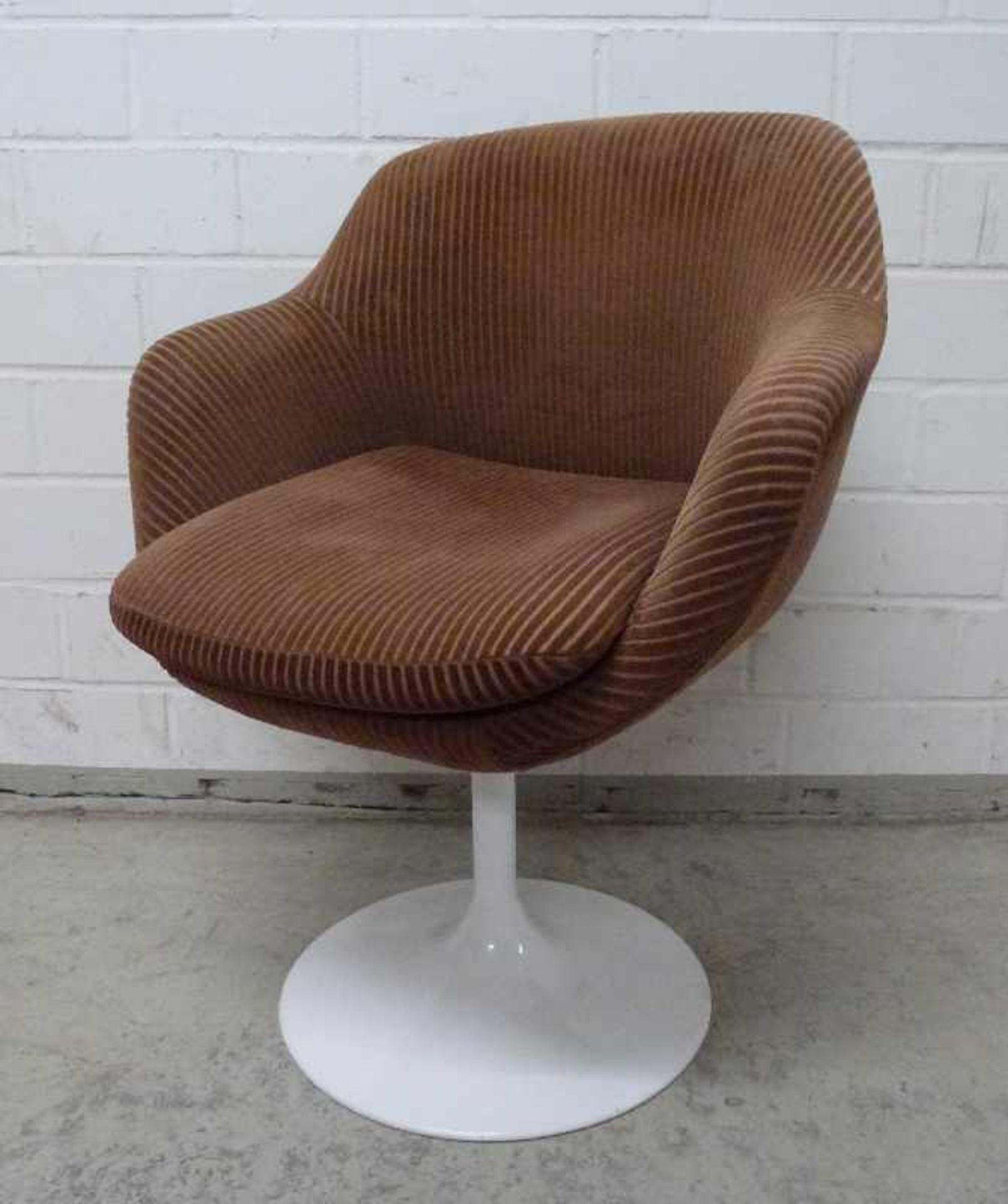 Design-Sessel, 1960er Jahre weiss lackierter Metallfuß, Styropor-Schale, brauner Kord Bezug, H/Sh