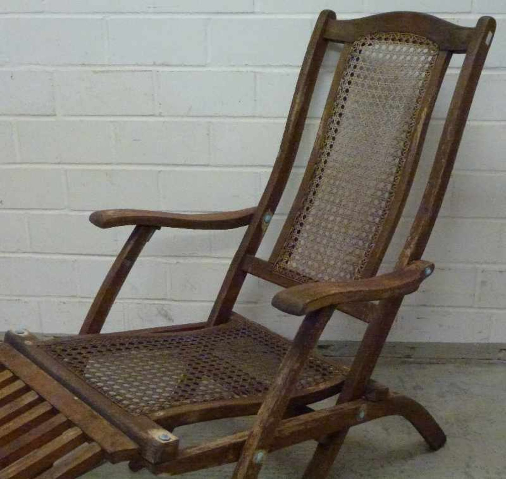 Liegestuhl sog. Deckchair, Anf. 20.Jh. Buche, Rohrgeflecht, klappb. Scherengestell, Armlehnen, - Bild 2 aus 3