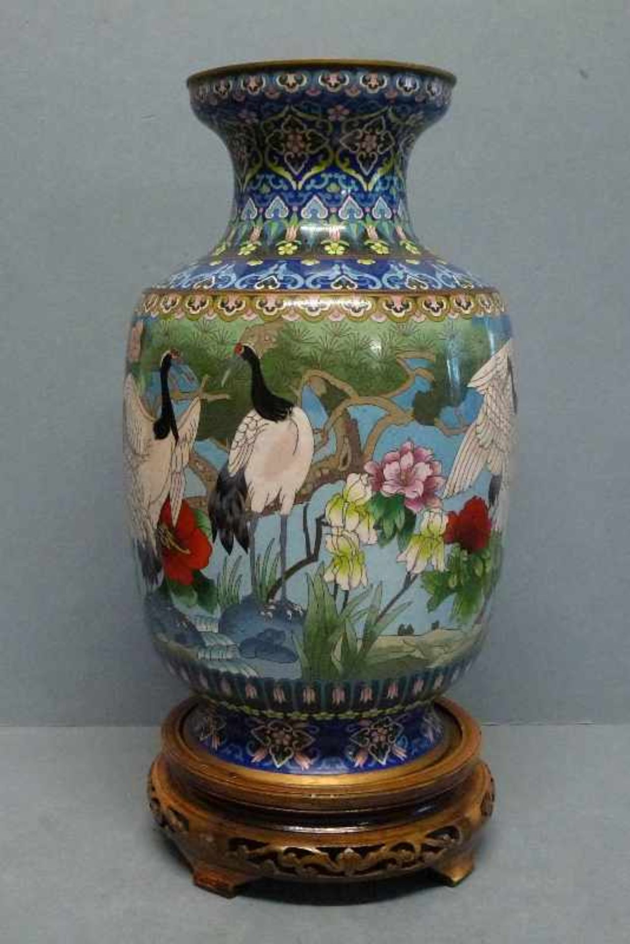 Paar Cloisonne-Vasen, Japan 20.Jh. ovoid, eingeschnürter Fuß und Kragen fein ornamental verziert, - Bild 5 aus 5