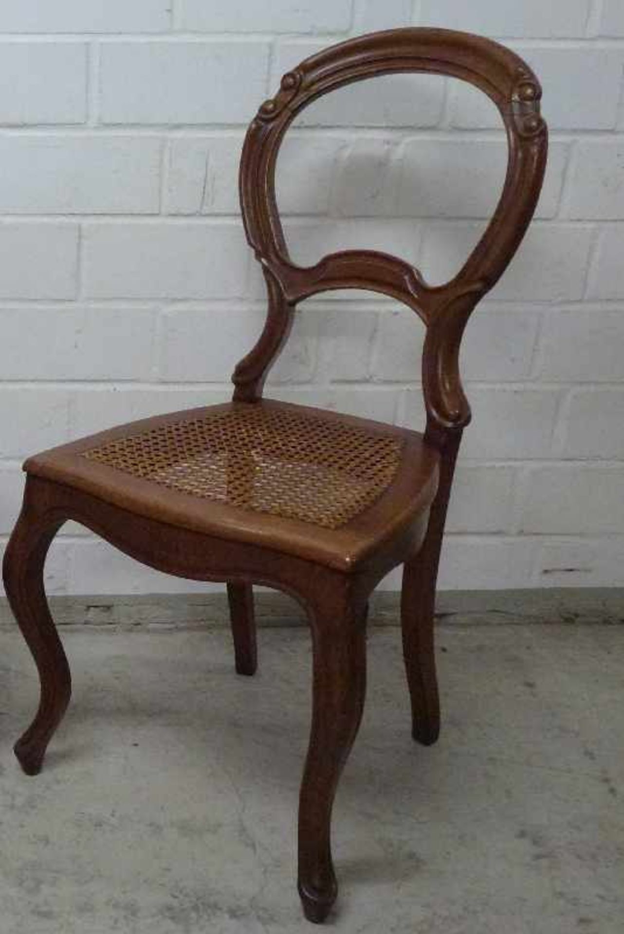 Paar Spätbiedermeier Stühle, Mitte 19.Jh. Mahagoni, geschweifte Beine und Zarge, Balonrücken, - Bild 2 aus 2