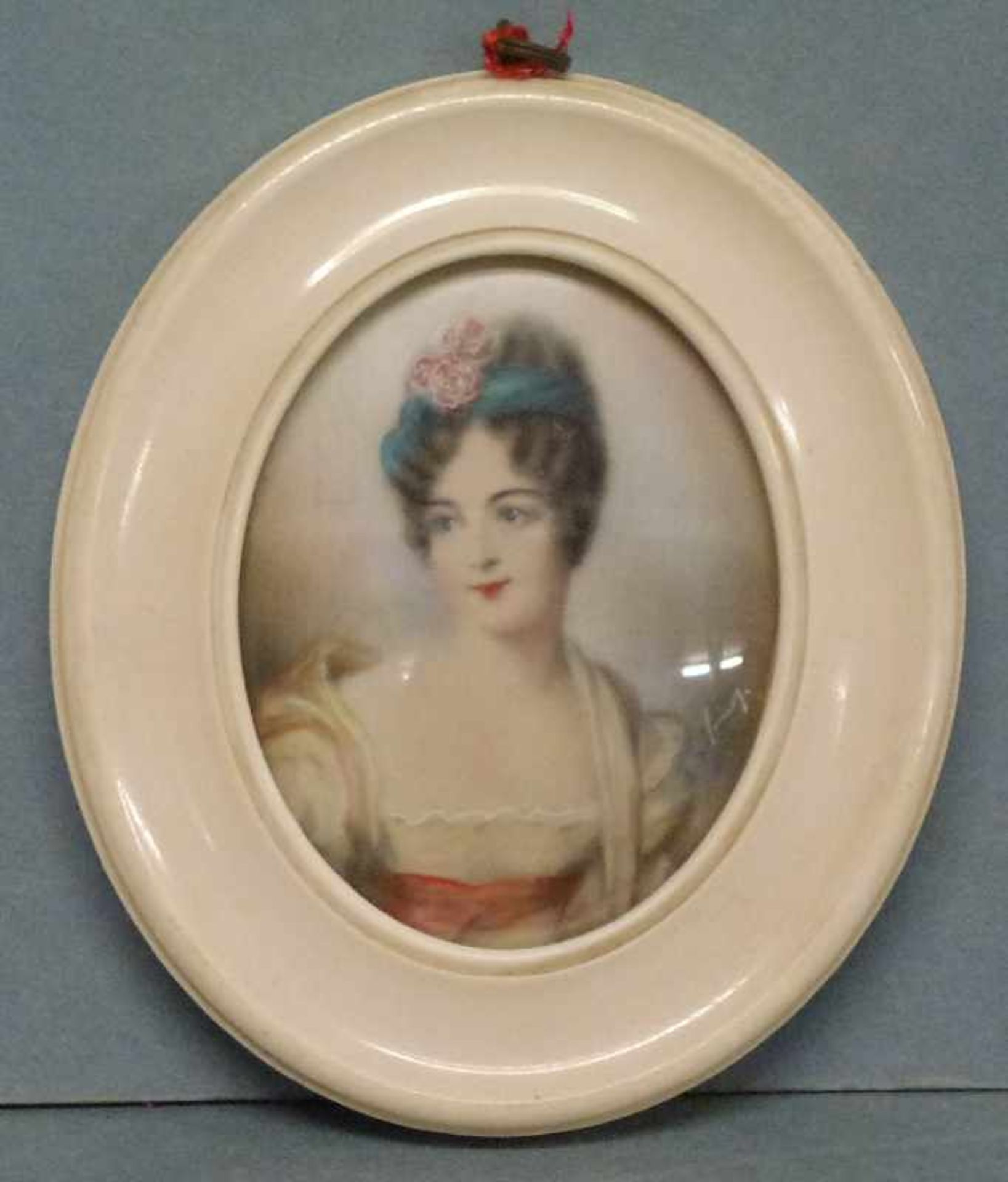Miniatur Brustbild einer jungen Dame, ovaler Elfenbeinnrahmen, 8x6,5 cm