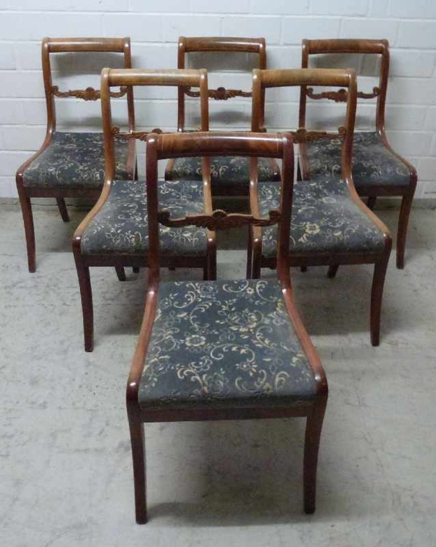 6 Biedermeier Stühle, um 1830 Cuba-Mahagoni, Säbelbeine, Volutenstrebe, Sitz gep., H/Sh 84/44 cm