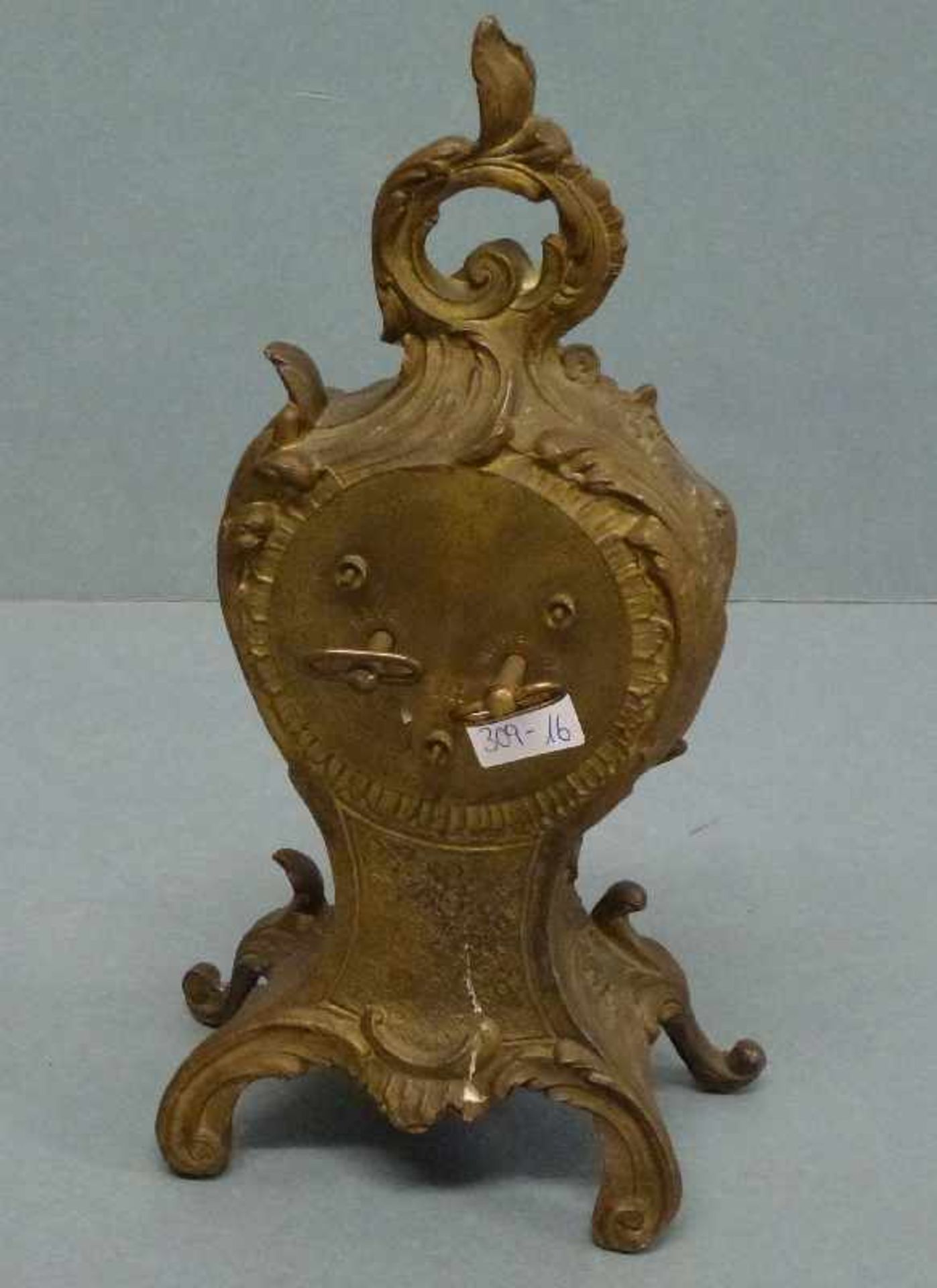 Kommodenuhr im Barockstil, um 1900 Zinkguss bronziert, geschweiftes Gehäuse auf 4 Füßen, reicher - Bild 2 aus 3