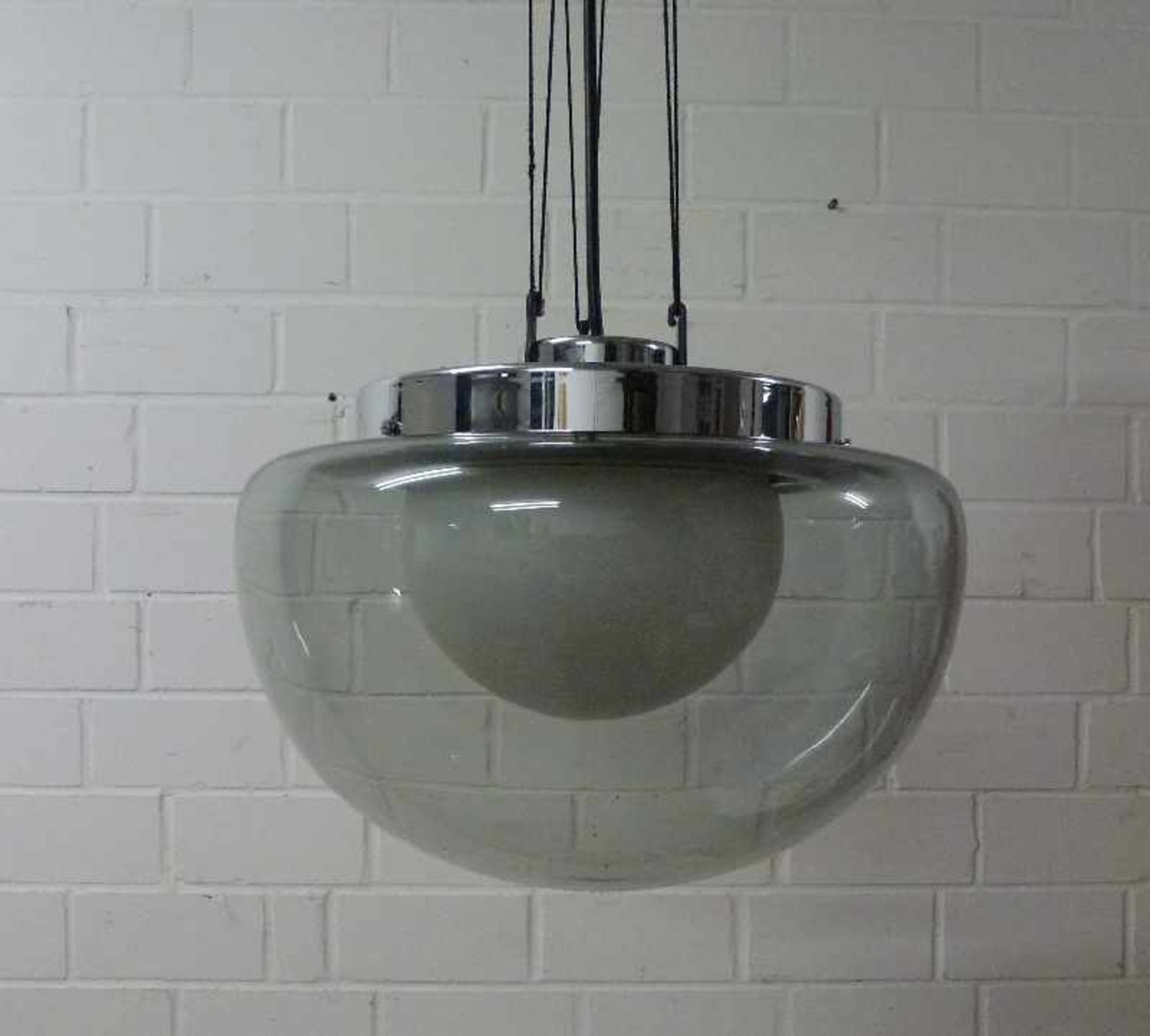 Design-Lampe, 1960/70er Jahre Glas/Chrom, kleinere Milchglas-Halbkugel darüber graue Halbkugel,