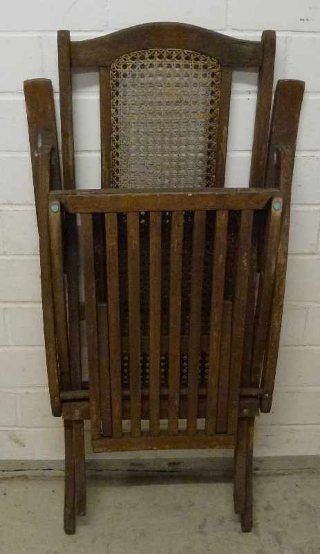 Liegestuhl sog. Deckchair, Anf. 20.Jh. Buche, Rohrgeflecht, klappb. Scherengestell, Armlehnen, - Bild 3 aus 3