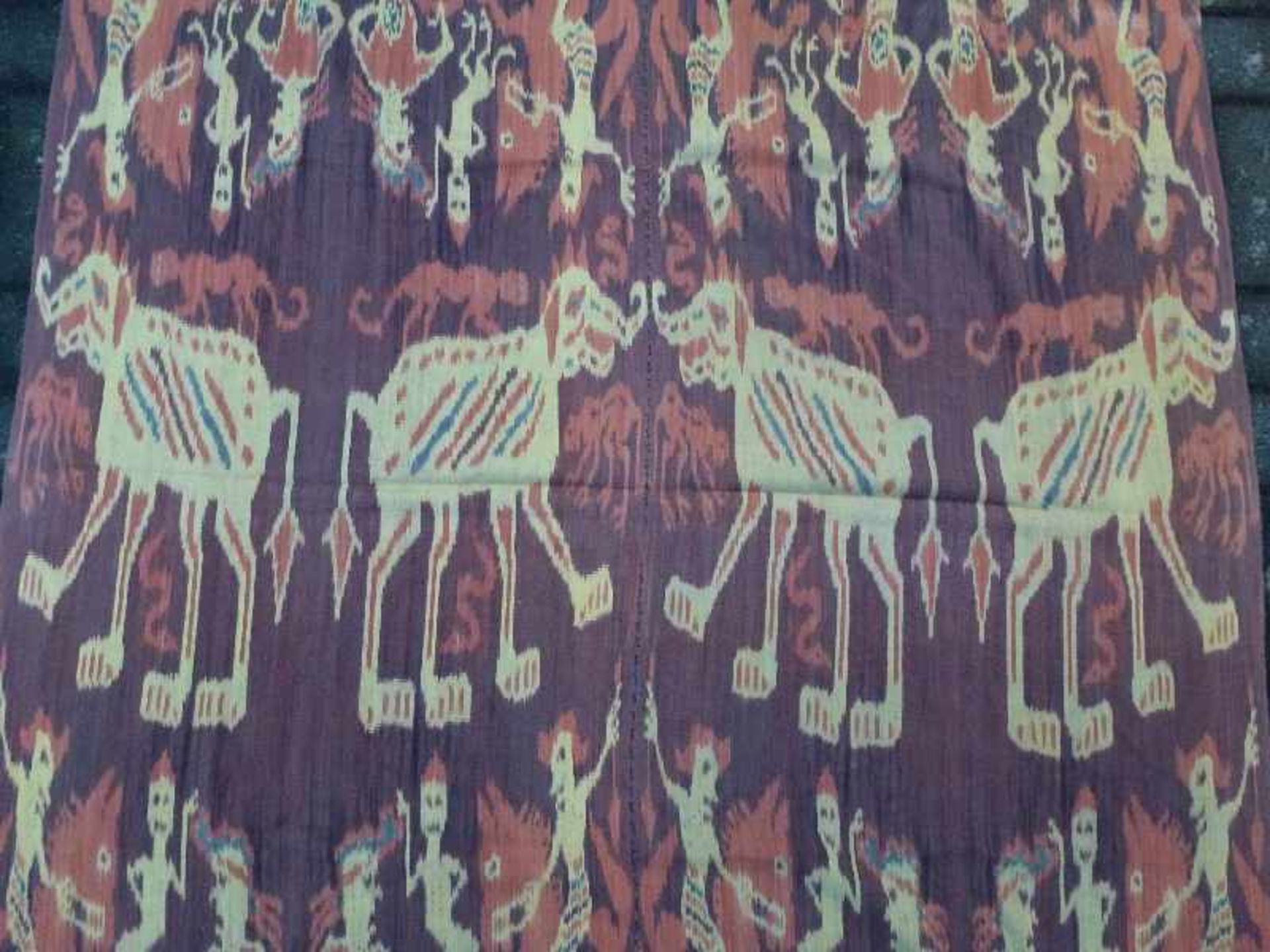 indonesisches Ikat gewebtes Tuch in Erdtönen, 2 Bahnen, Tiere, Menschen u. Ornamente, 264x125 cm - Bild 5 aus 5