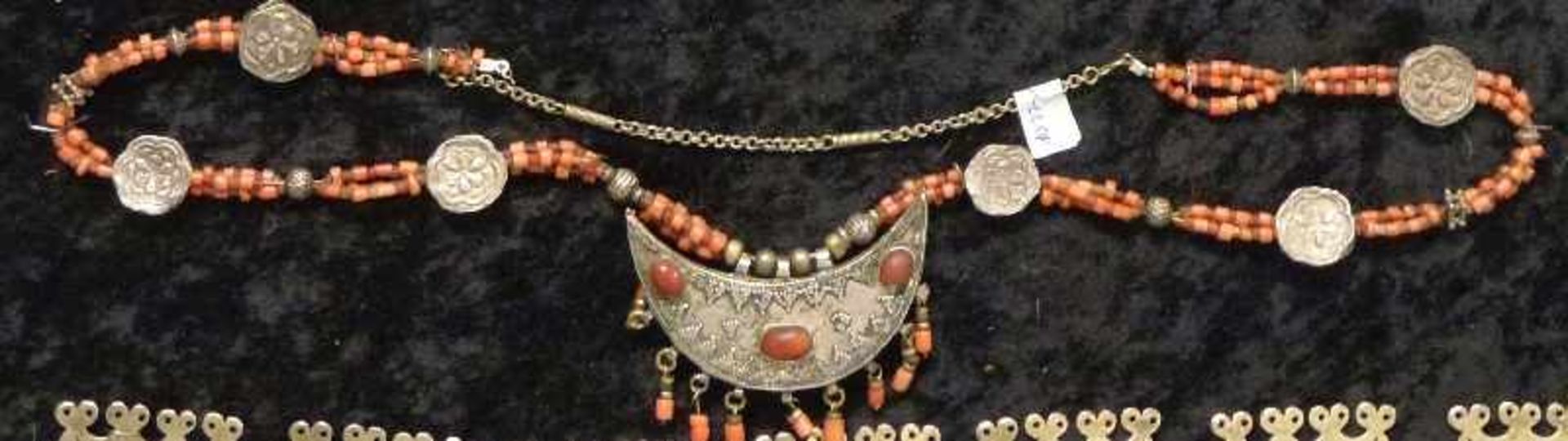 turkmenische Hochzeitskette Silber, mittig sichelförmiges Amulett, karneolbesetzt, 3 strängige