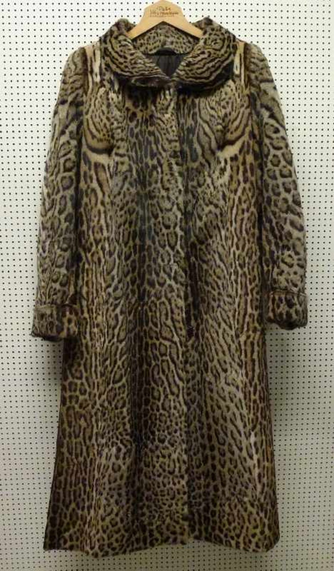 Ozelot Mantel Gr. 38?, 5 Haken, runder Kragen, umgeschlagen Ärmel, leicht ausgestellte Form, sehr