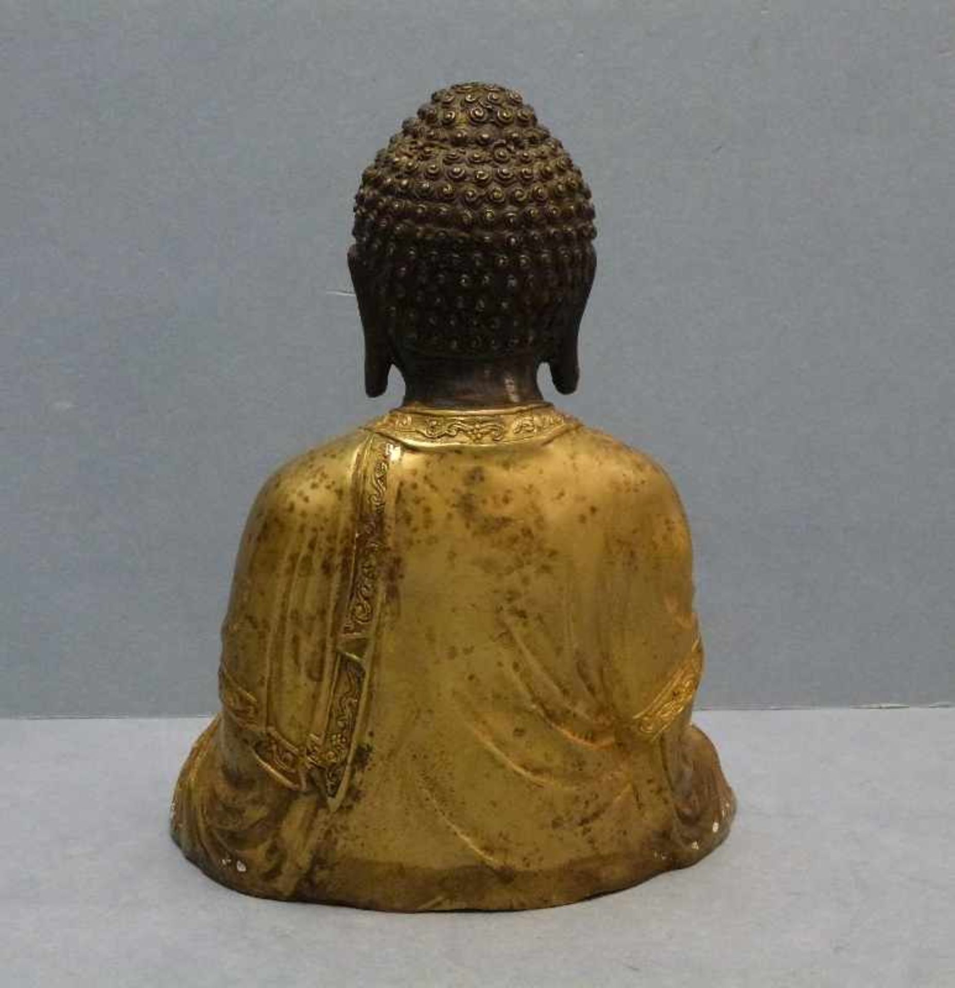 Buddha, Asien Bronze, teilw. patiniert, sitzender Buddha m. gütiger Geste, H 24 cm - Bild 2 aus 3