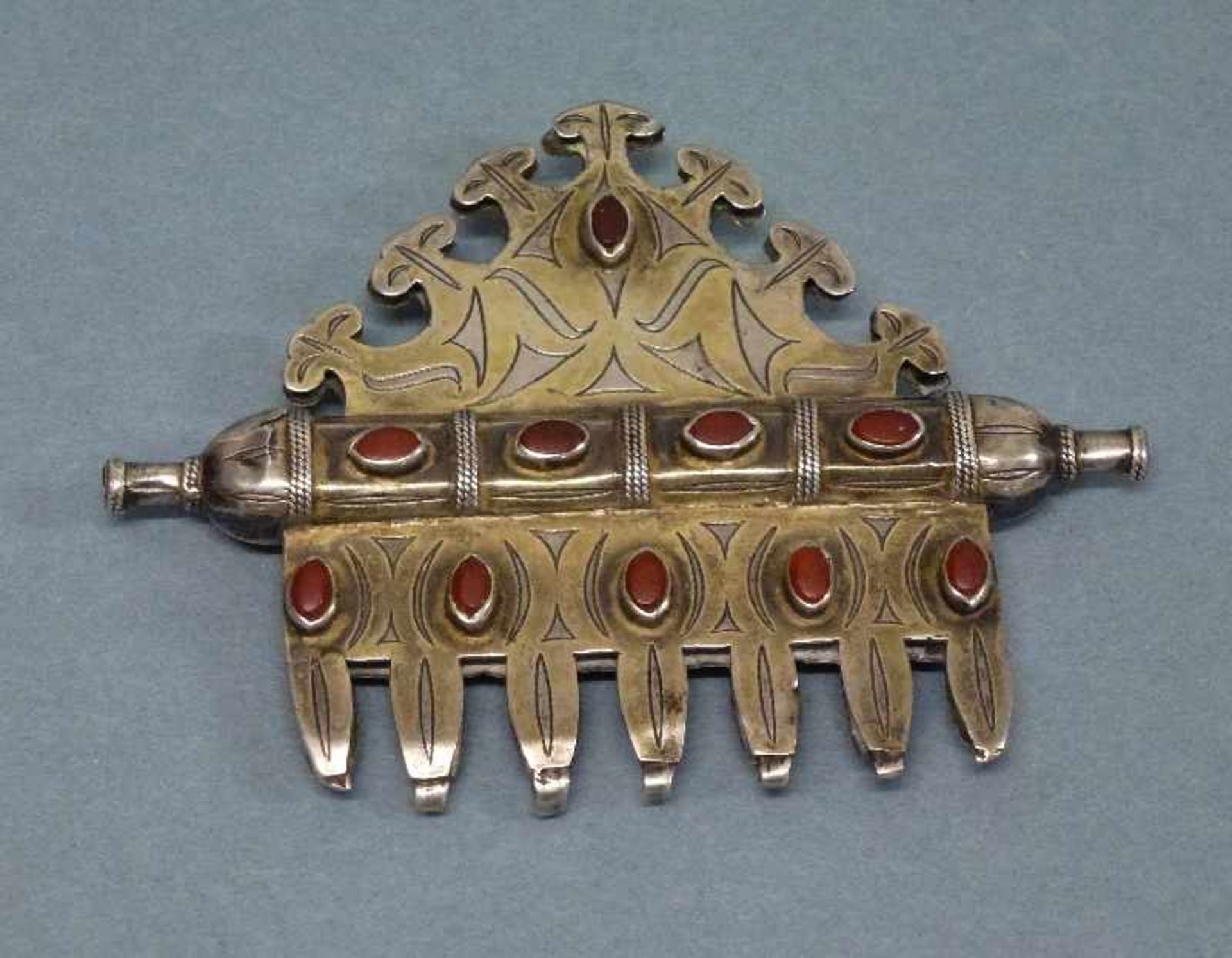 Koran Amulett Jaumud Silber, teilvergoldet, mittig Dose darunter rechenförmig, darüber dreieckig,