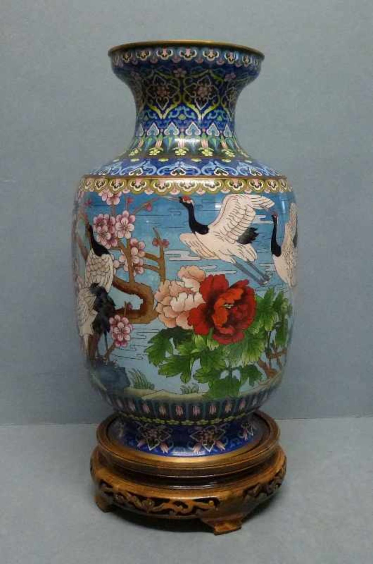 Paar Cloisonne-Vasen, Japan 20.Jh. ovoid, eingeschnürter Fuß und Kragen fein ornamental verziert, - Bild 4 aus 5