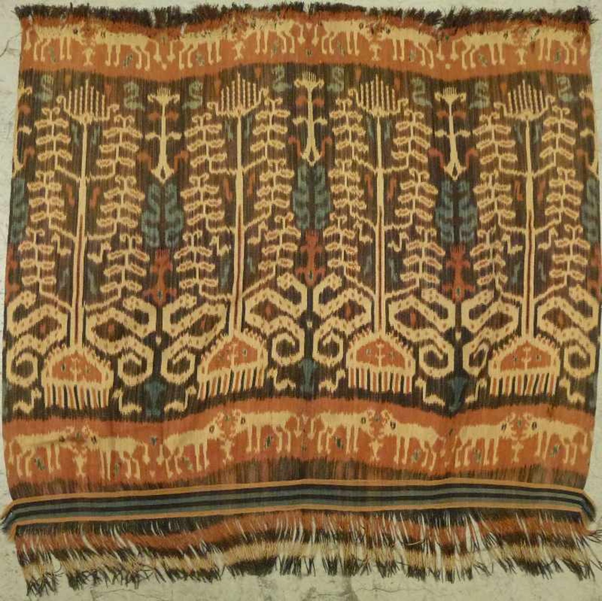 indonesisches Ikat gewebtes Tuch in Erdtönen, Tiere, Bäume u. Ornamente, gekürzt, 108x117 cm