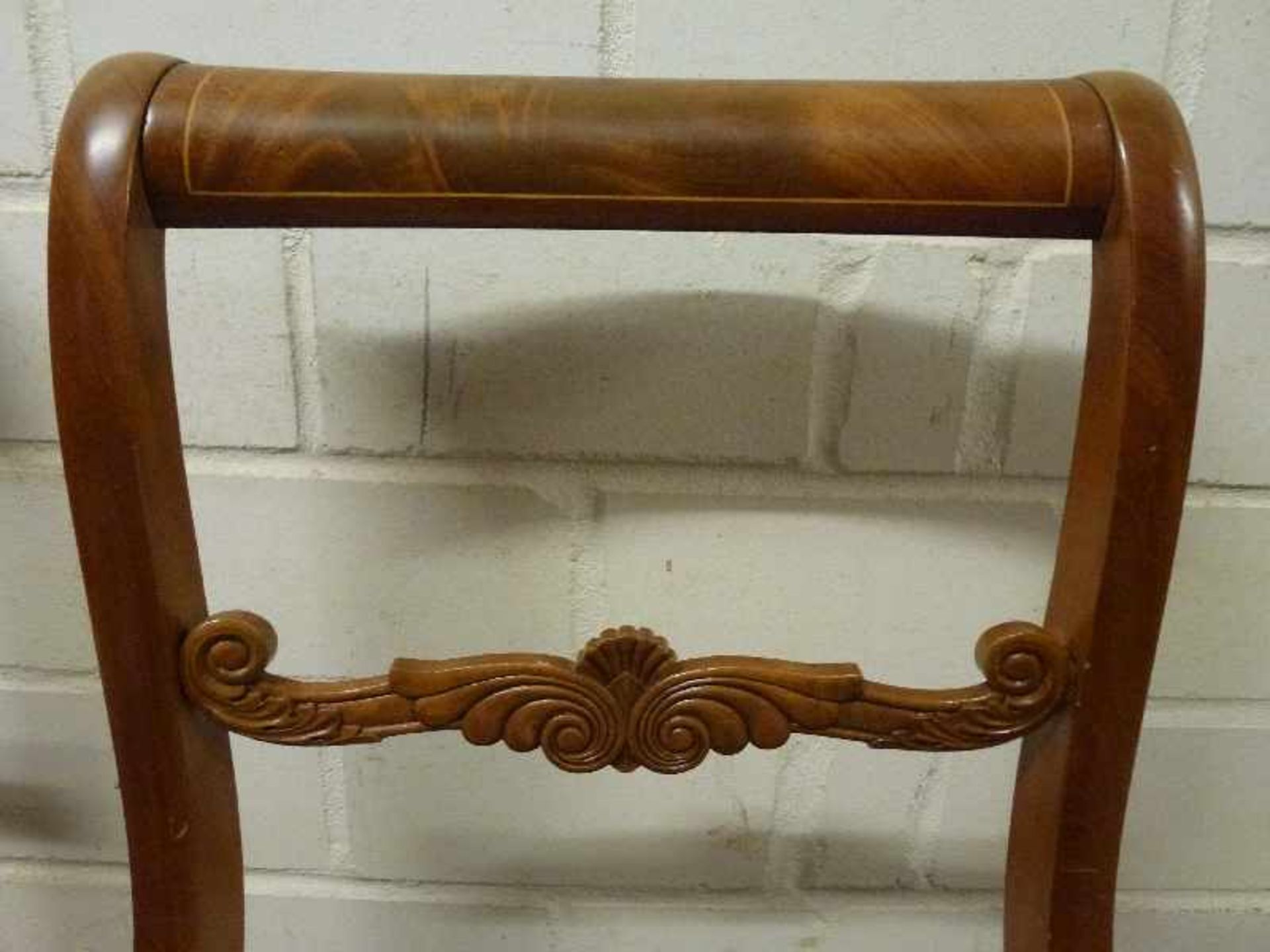 6 Biedermeier Stühle, um 1830 Cuba-Mahagoni, Säbelbeine, Volutenstrebe, Sitz gep., H/Sh 84/44 cm - Bild 2 aus 3