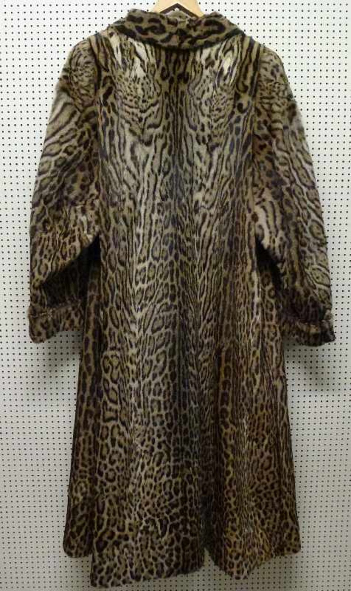 Ozelot Mantel Gr. 38?, 5 Haken, runder Kragen, umgeschlagen Ärmel, leicht ausgestellte Form, sehr - Bild 3 aus 3
