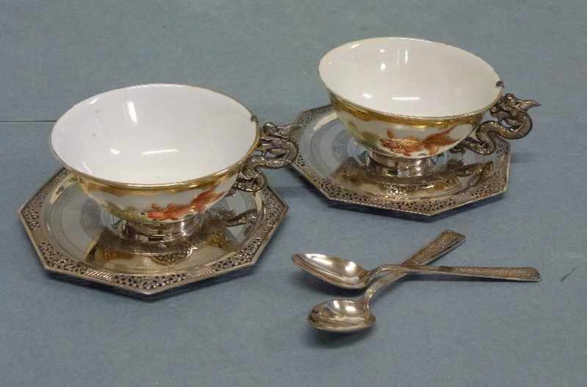 Paar Teetassen, Vietnam 900er Silbermontierung, - Untertassen u. - Löffel, Porzellankoppchen, - Bild 2 aus 3