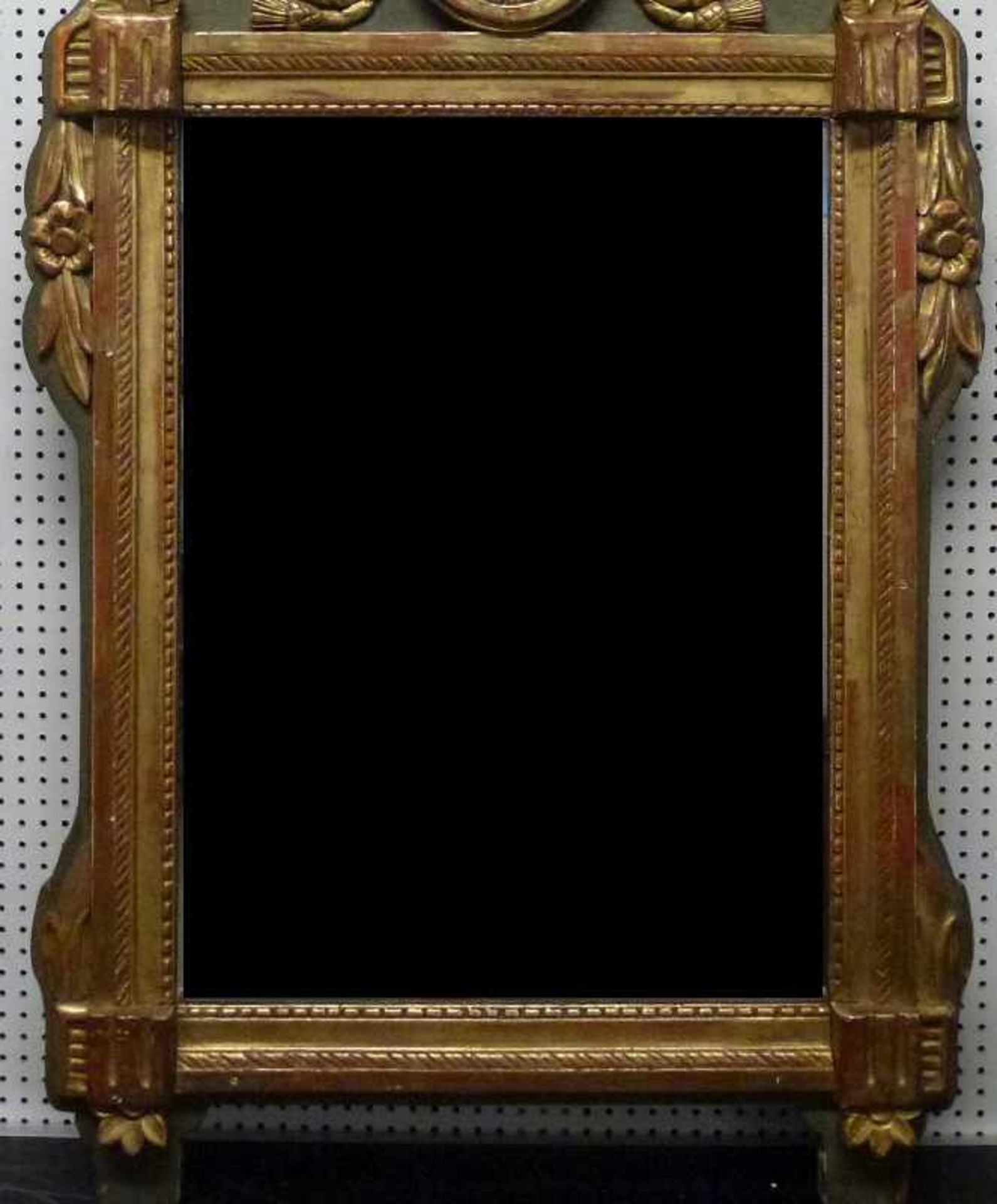 Louis-XVI-Spiegel, 20.Jh. Holz geschnitzt, gefasst, teilvergoldet, hochrechteckig, Eierstab, Blüten, - Bild 3 aus 3