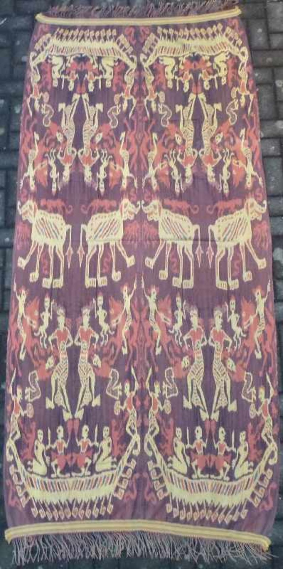 indonesisches Ikat gewebtes Tuch in Erdtönen, 2 Bahnen, Tiere, Menschen u. Ornamente, 264x125 cm