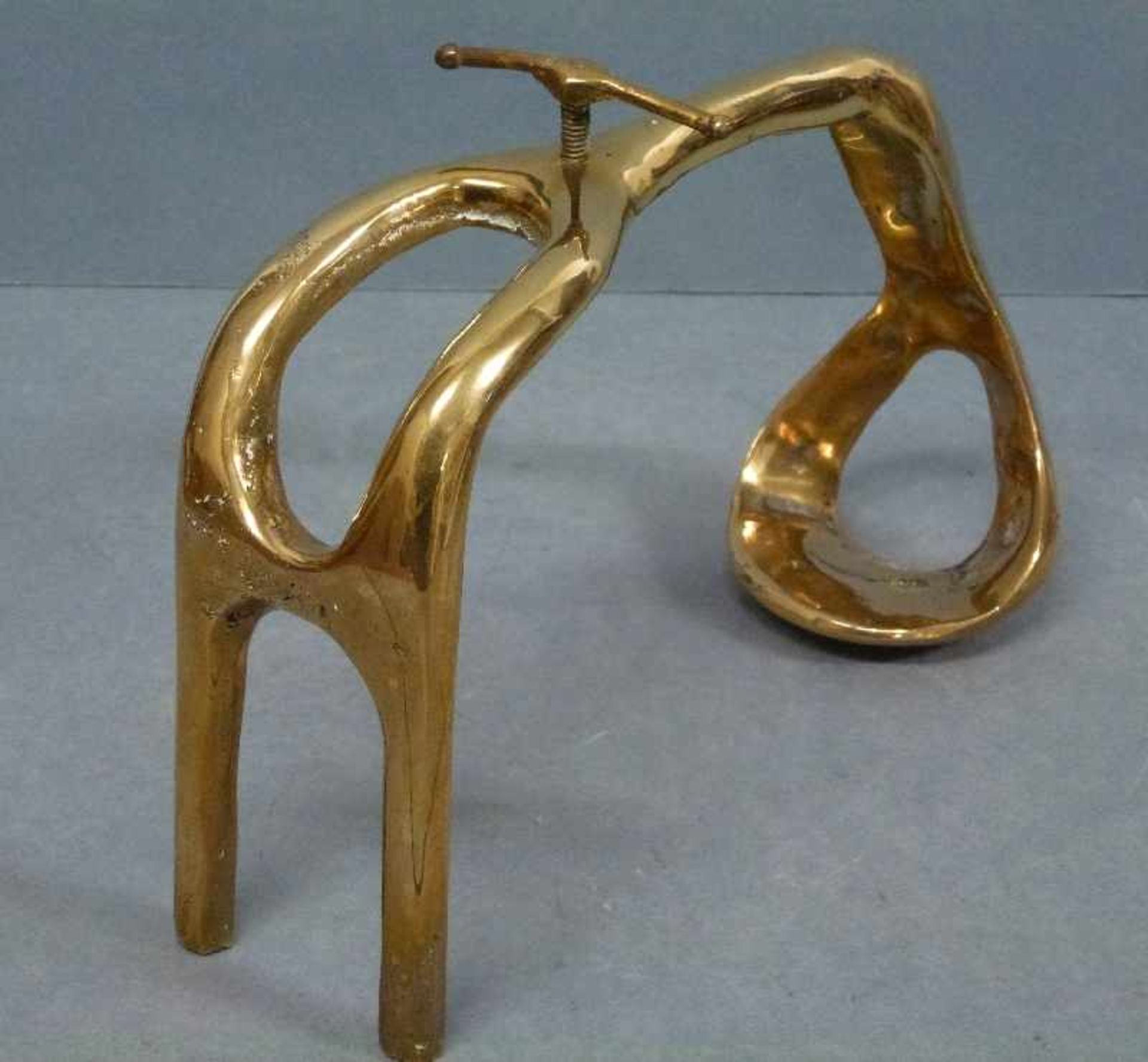 Weinflaschenhalter Bronze, gebogenes Gestell mit Feststellschraube, bez: dh?, L 26 cm