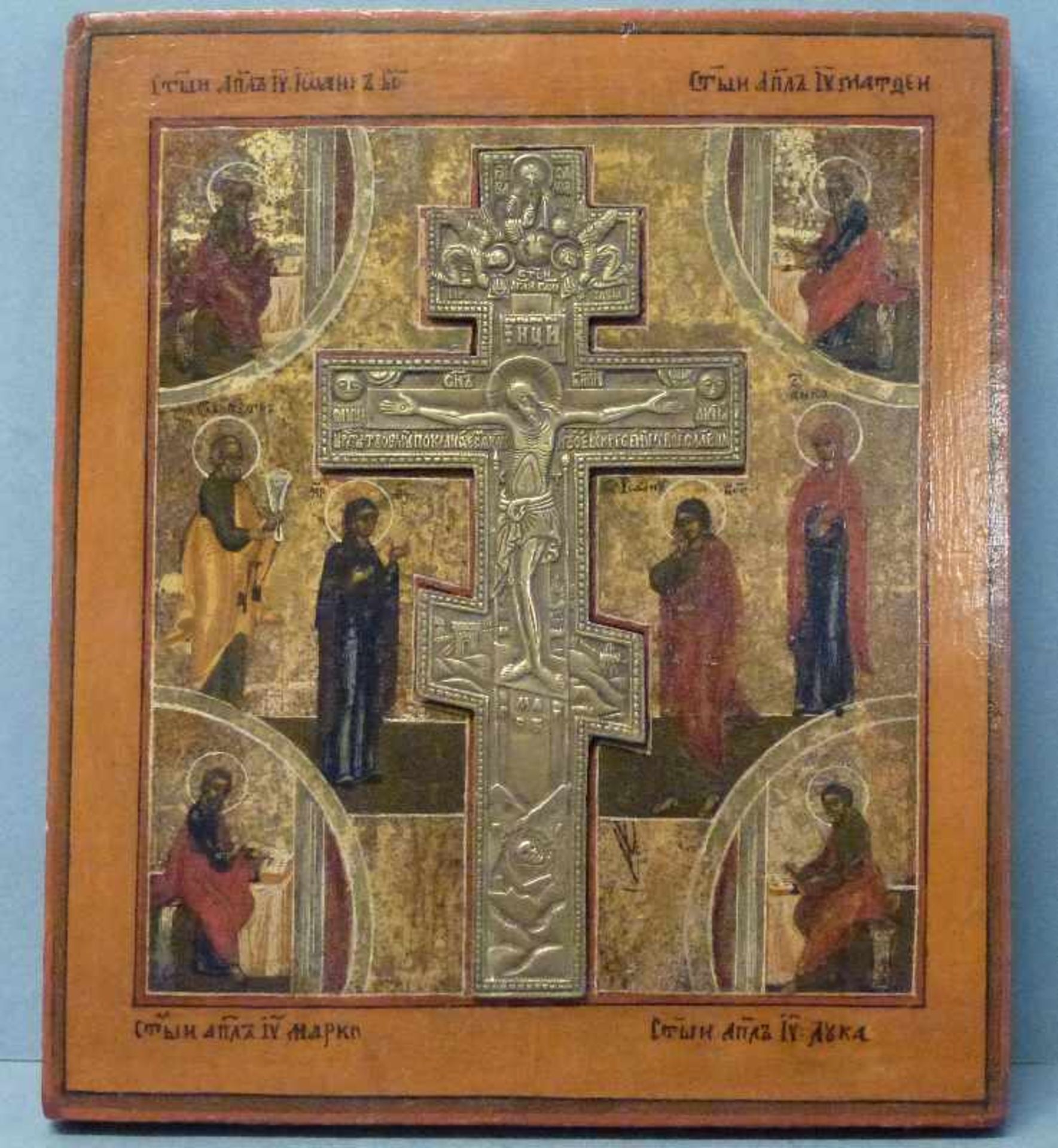 Ikone mit Bronzekreuz, Russland, 19.Jh. Eitempera/Holz, verschiedene Heilige um den Gekreuzigten - Bild 3 aus 3