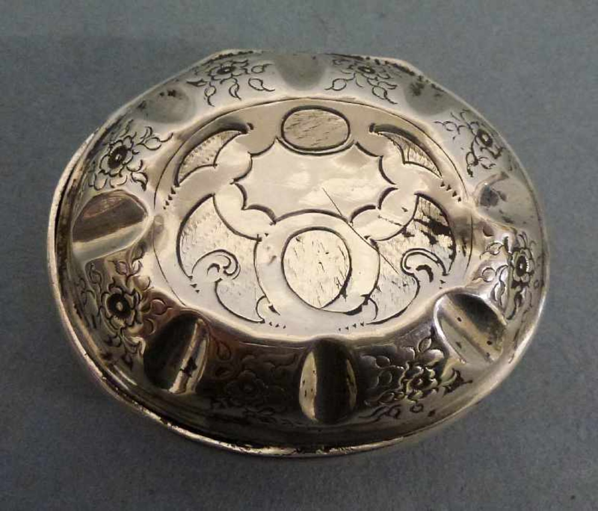 Tabatière, 2.H. 18.Jh. 13-lötiges Silber, oval, Deckel: plast. Muschel, Boden: gewölbt u. ornamental - Bild 2 aus 3
