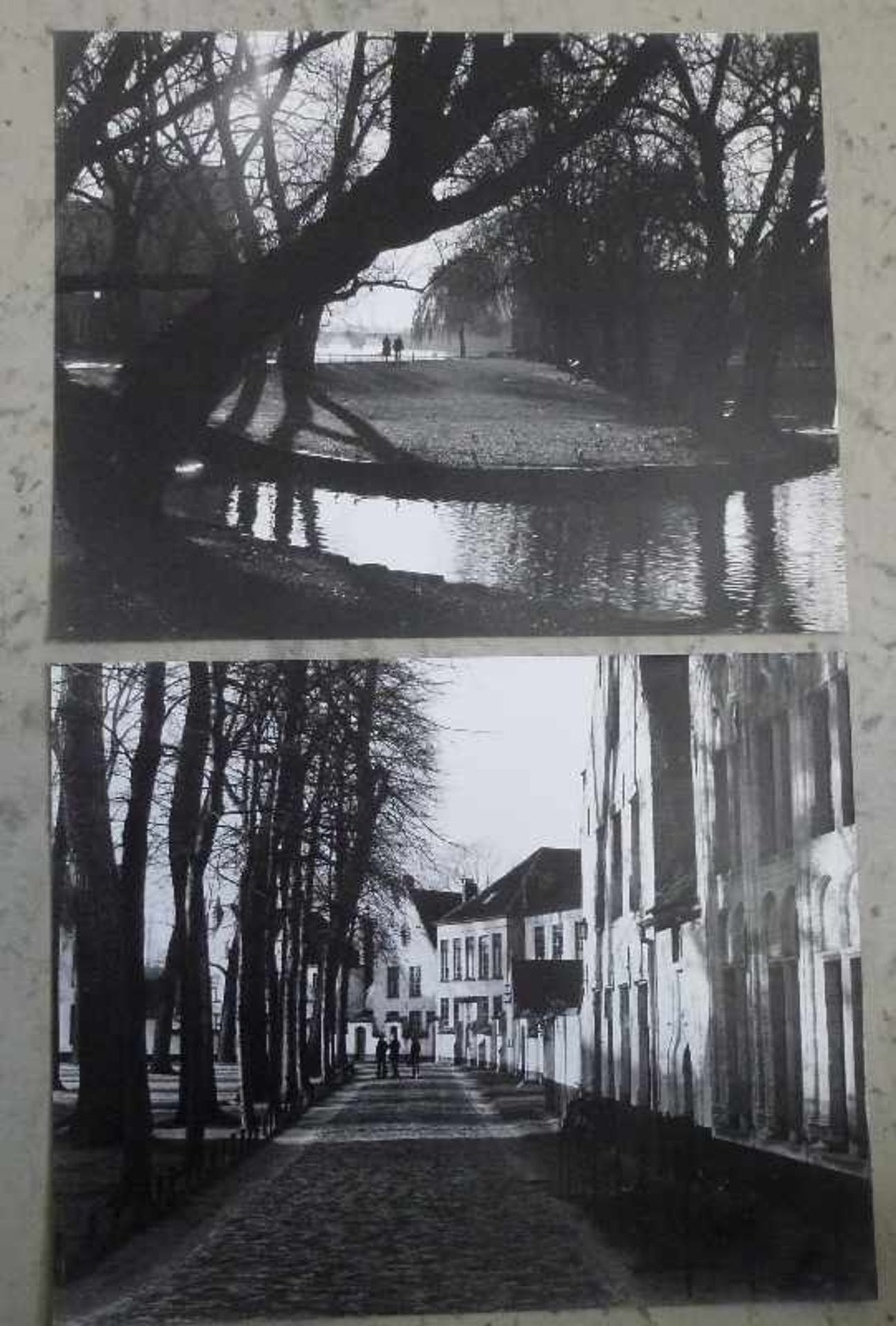 2 große schwarz/weiß Fotografien, 1970er Jahre 3 Personen vor barocker Häuserzeile und an Fluß