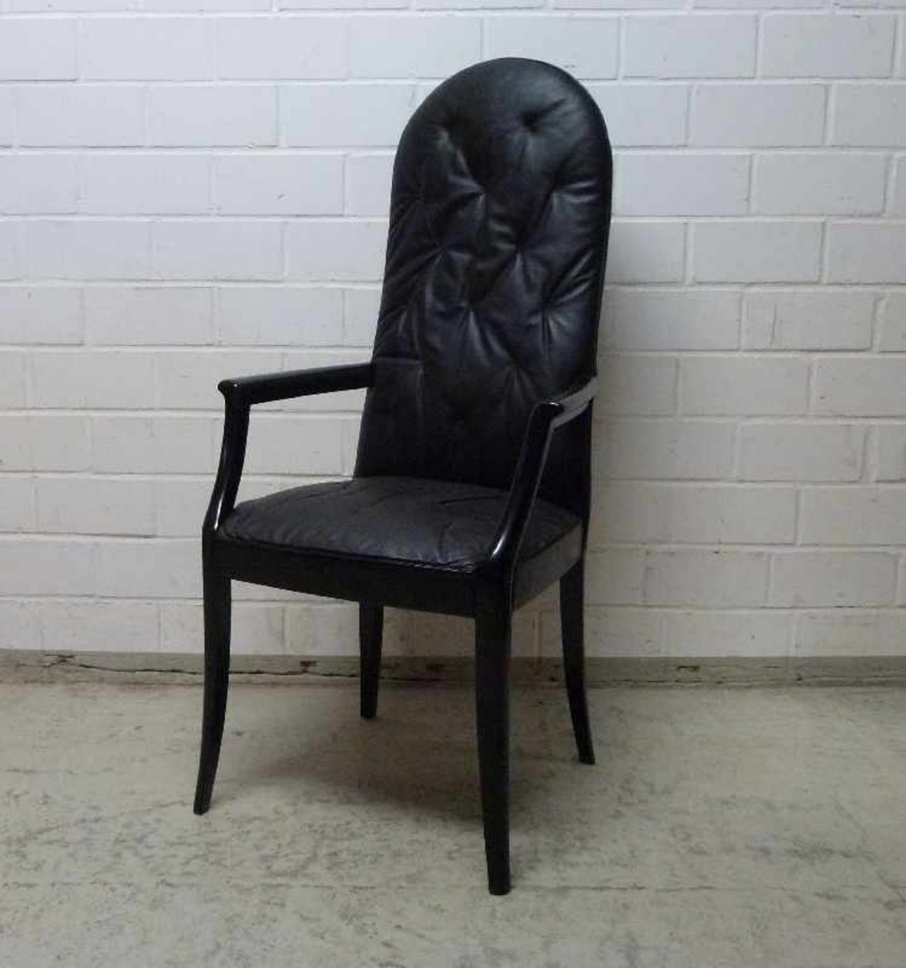 Armlehnstuhl, Ende 20.Jh. Kirschbaum schwarz lackiert, Sitz und hoher Rücken schwarzer Lederbezug,