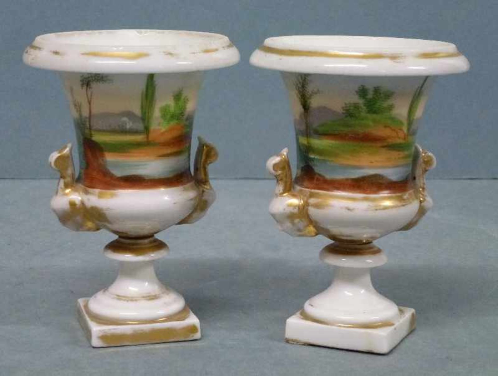 Paar kleine Empire-Vasen, Frankreich um 1830/40 Kraterform, Maskaronhenkel, Junge bzw. Mädchen in - Bild 3 aus 3
