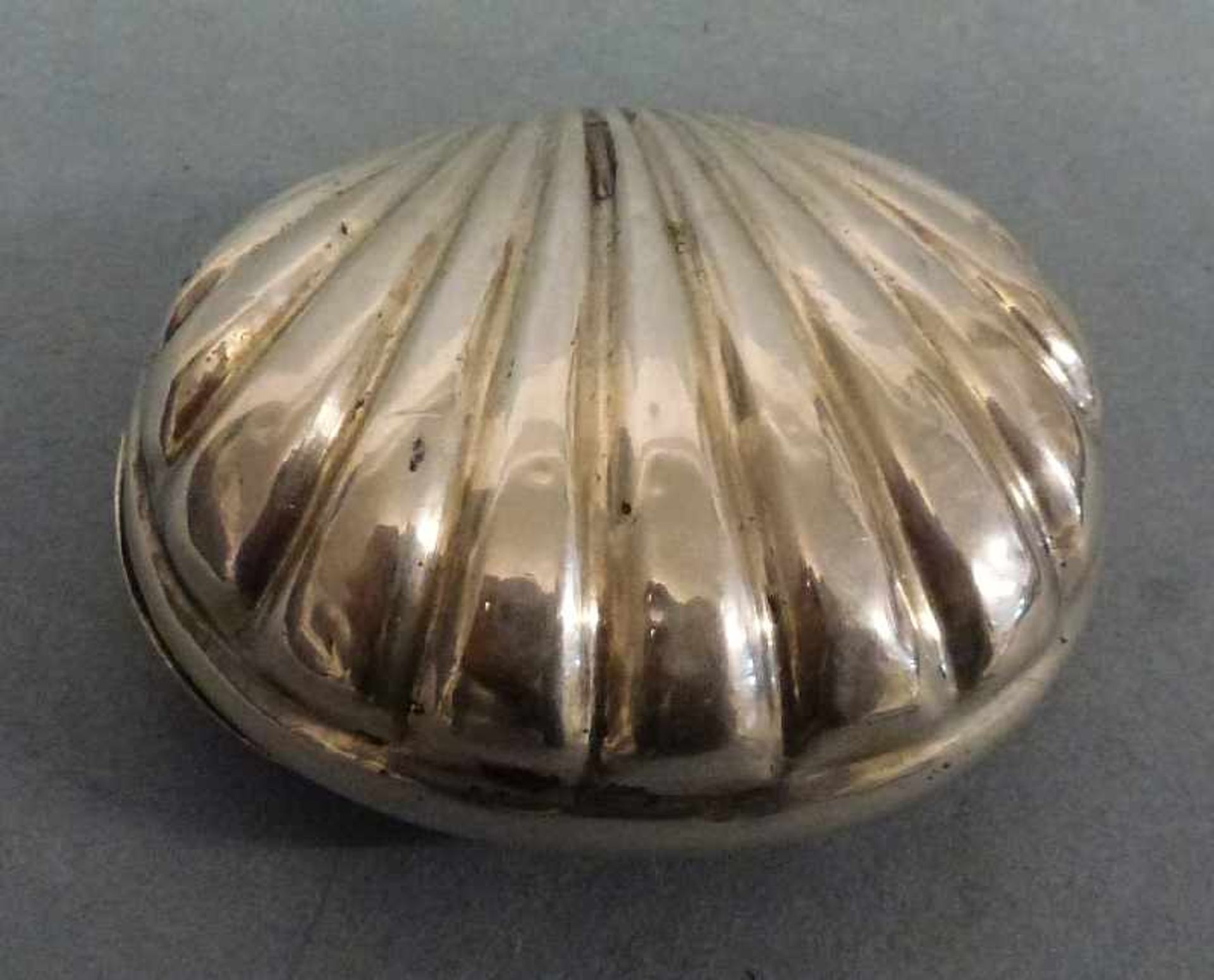 Tabatière, 2.H. 18.Jh. 13-lötiges Silber, oval, Deckel: plast. Muschel, Boden: gewölbt u. ornamental