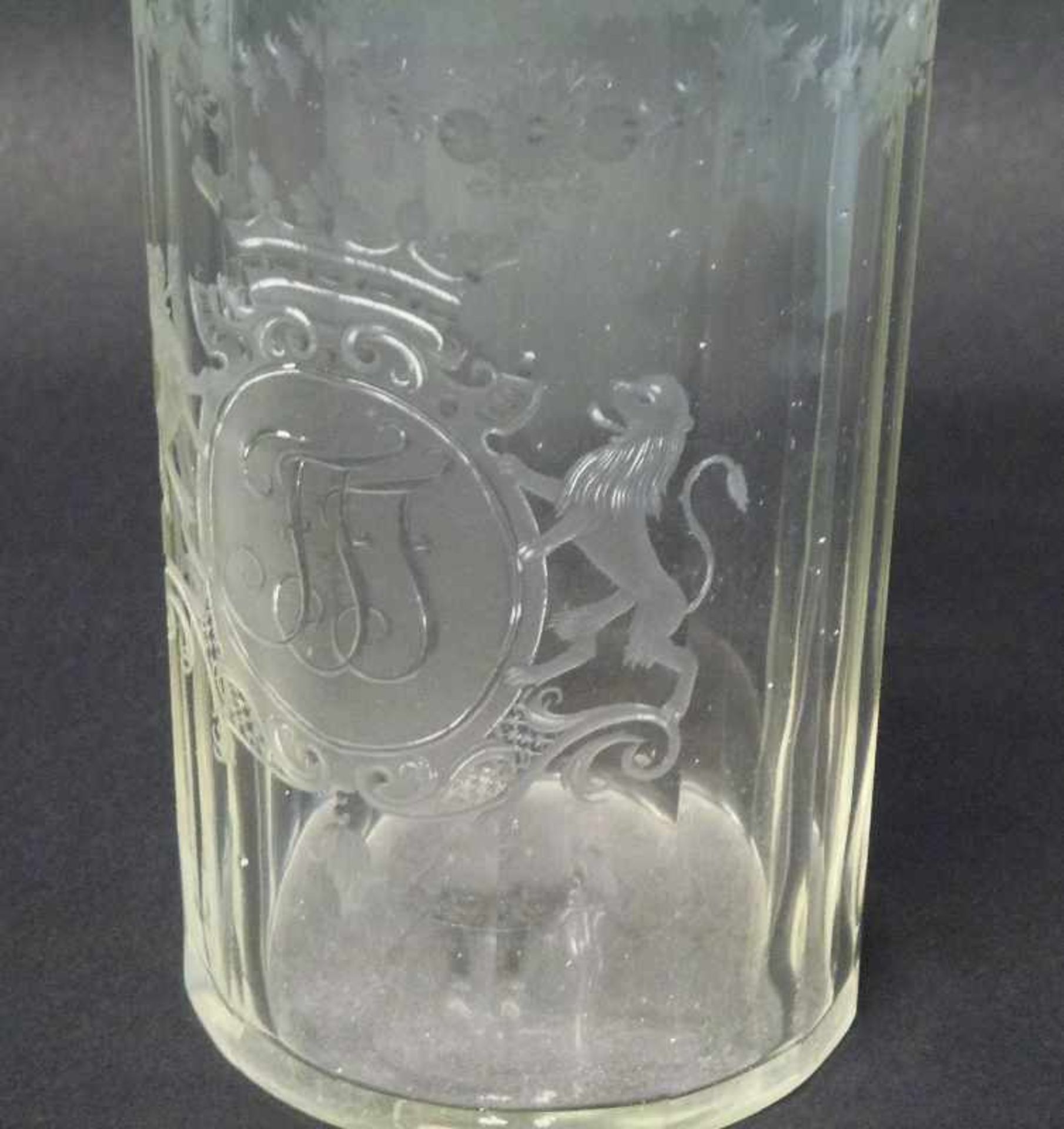 Barockglas, 2.Hälfte 18.Jh. klar, vielkantig zylindrisch, bekrönte Rocaille-Kartusche von Löwen - Bild 2 aus 3