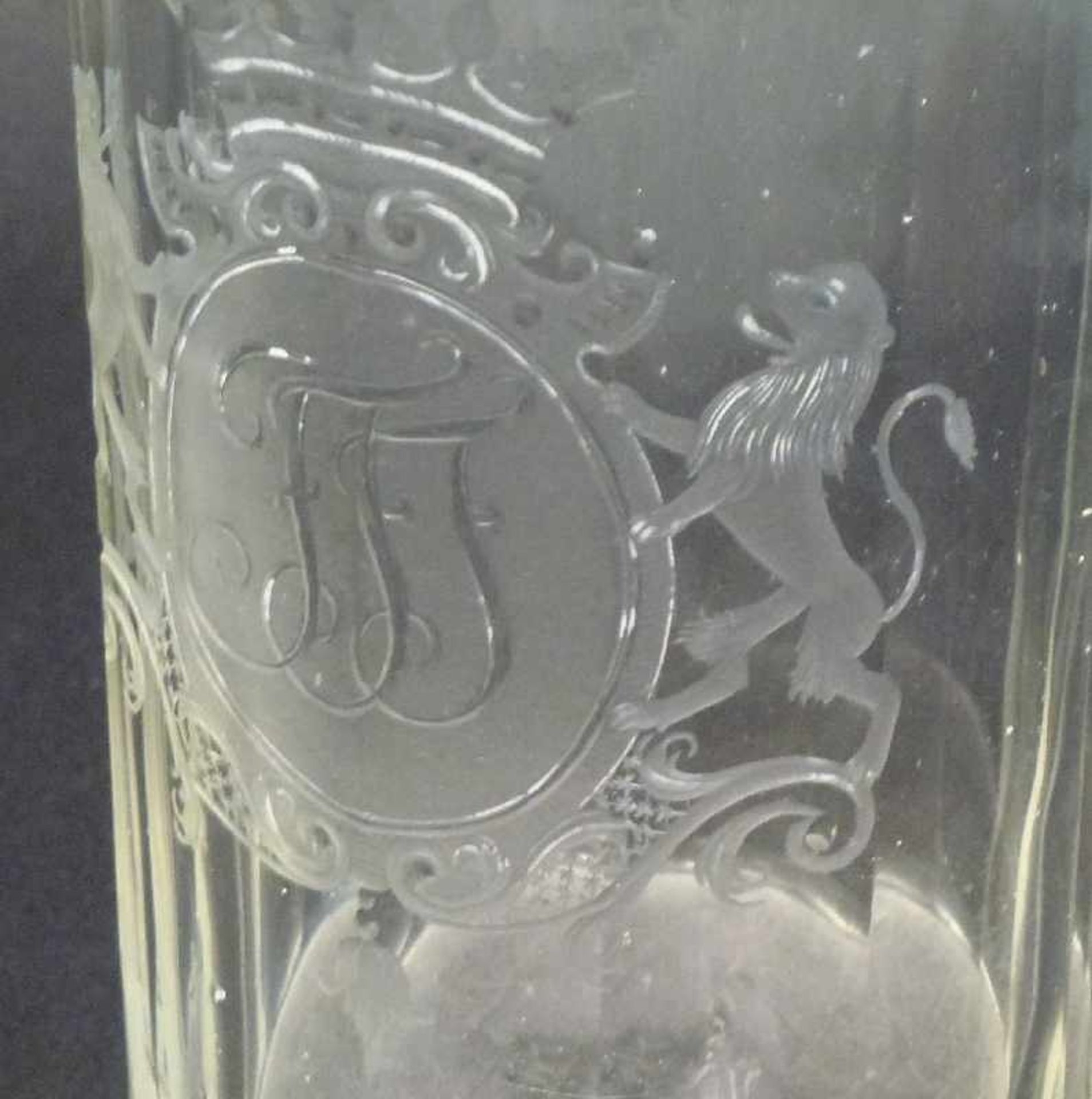 Barockglas, 2.Hälfte 18.Jh. klar, vielkantig zylindrisch, bekrönte Rocaille-Kartusche von Löwen - Bild 3 aus 3