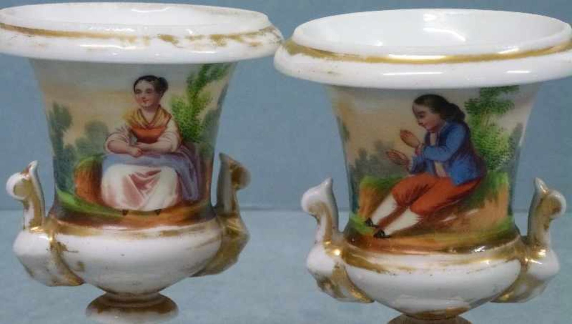 Paar kleine Empire-Vasen, Frankreich um 1830/40 Kraterform, Maskaronhenkel, Junge bzw. Mädchen in - Bild 2 aus 3