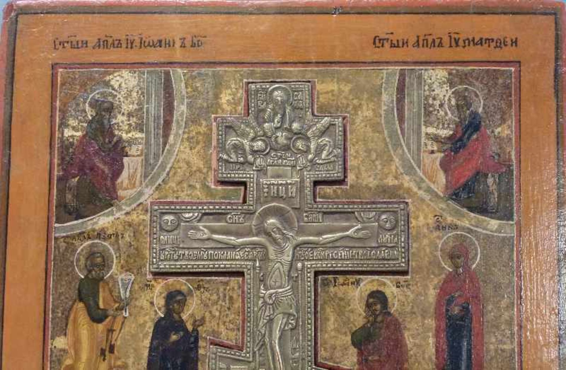 Ikone mit Bronzekreuz, Russland, 19.Jh. Eitempera/Holz, verschiedene Heilige um den Gekreuzigten - Bild 2 aus 3