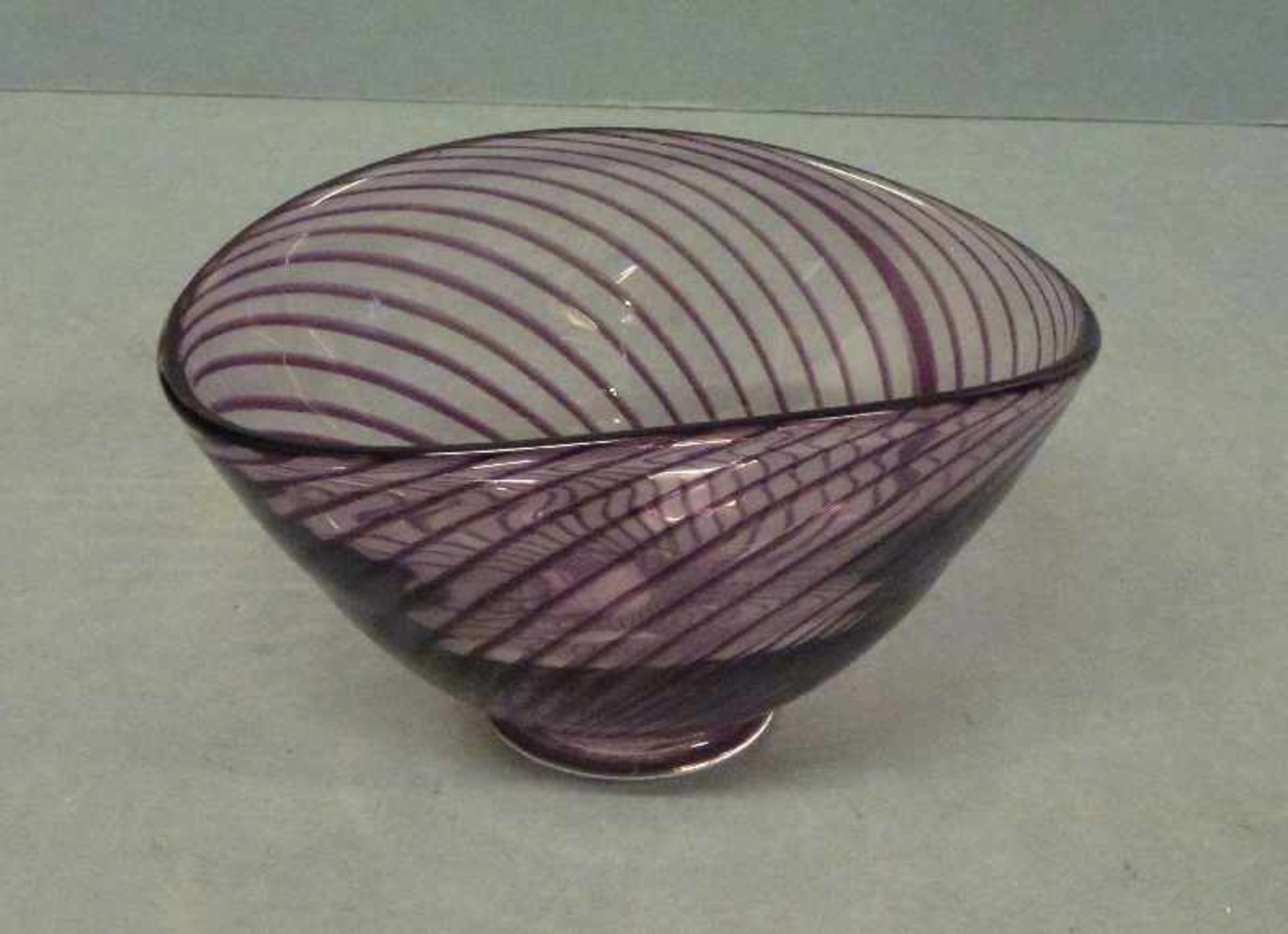 Schale, Ederfalk, Kosta oval, violett diagonal gestreift, Ritzsign., Nr. 58364, H 10 cm