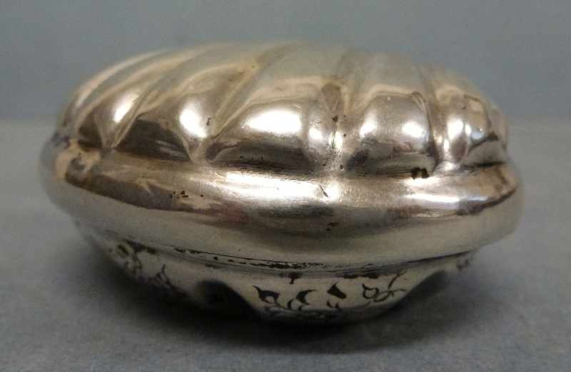 Tabatière, 2.H. 18.Jh. 13-lötiges Silber, oval, Deckel: plast. Muschel, Boden: gewölbt u. ornamental - Bild 3 aus 3