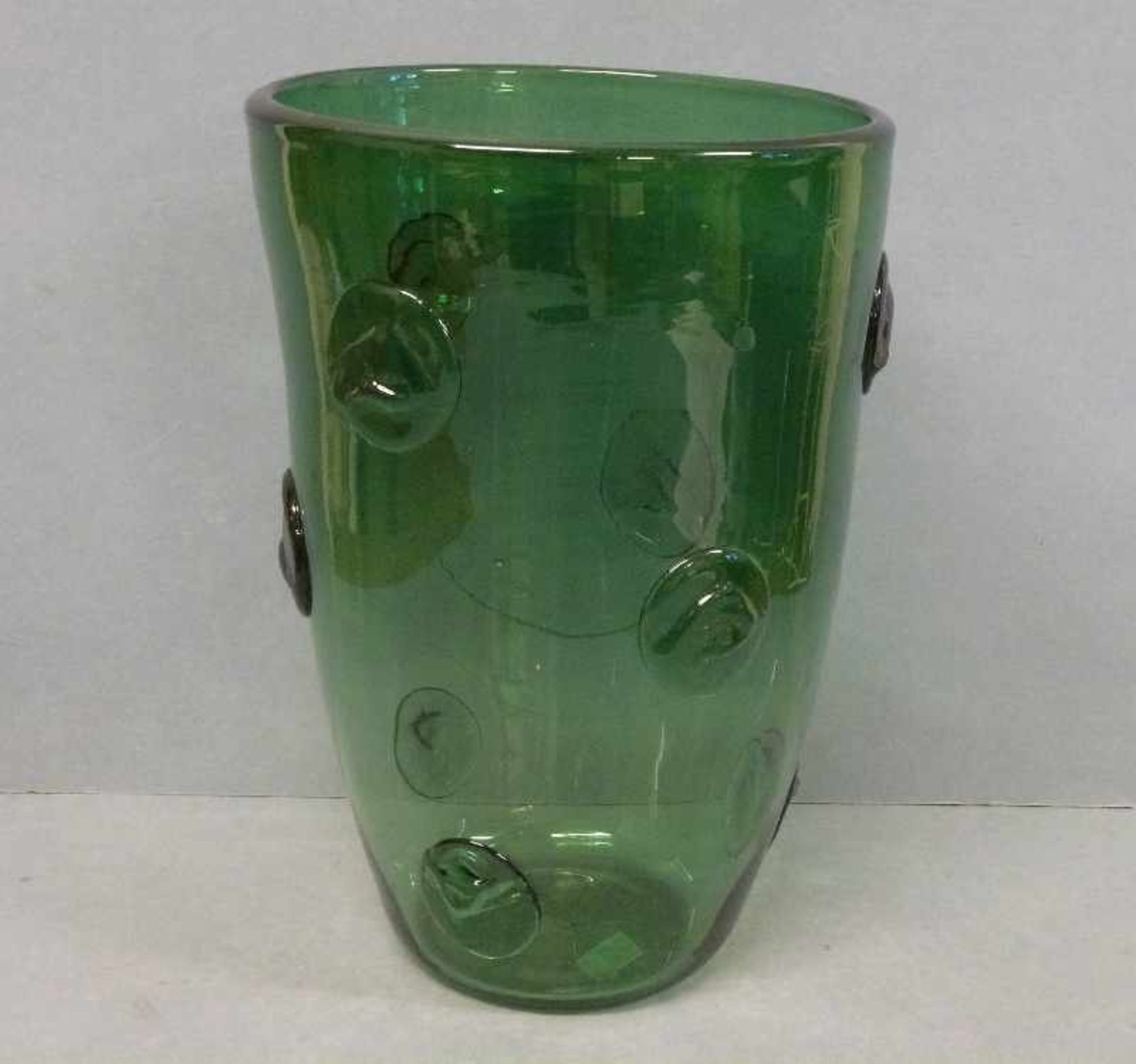 Vase, 1950er Jahre mundgeblasen, Becherform, grün, aufgeschmolzene Nuppen, Abschliff, H 35 cm - Bild 2 aus 2