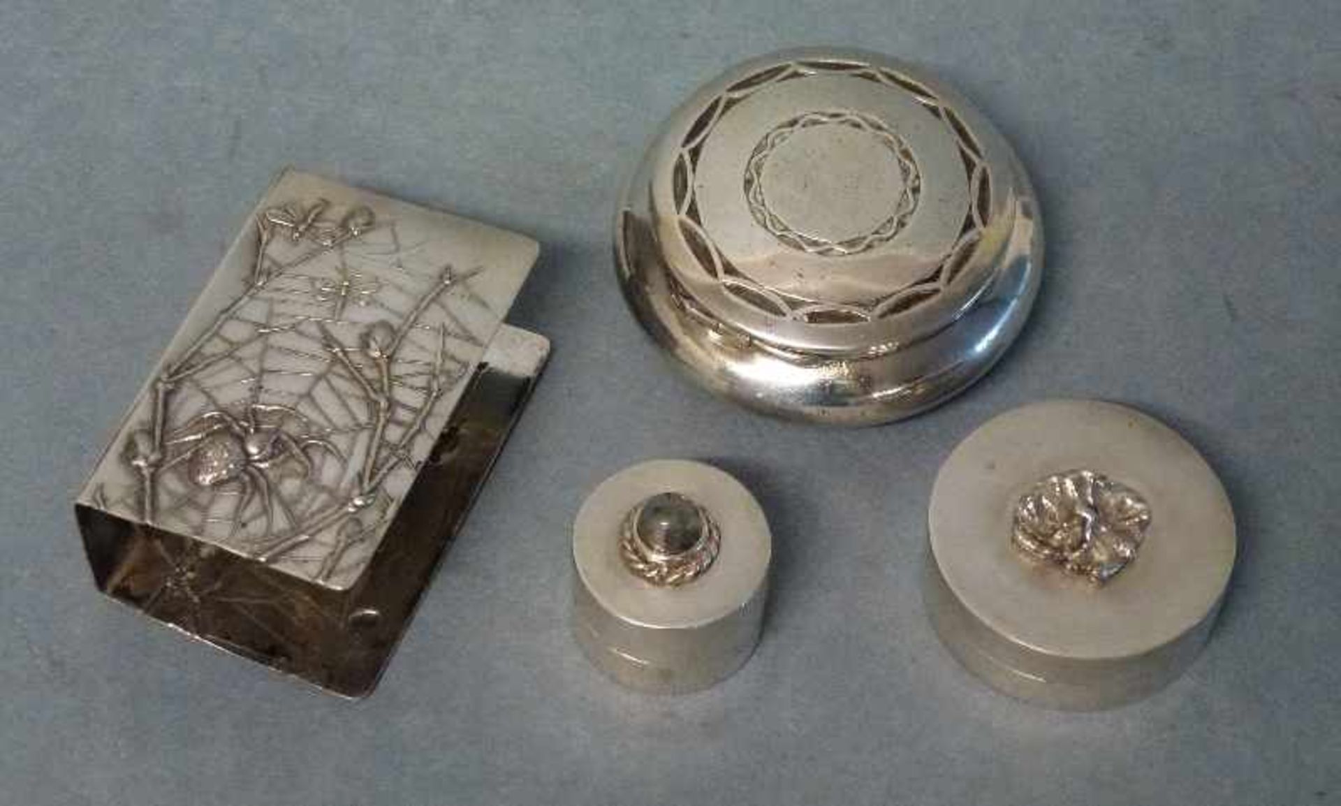 2 Pillendosen und Streichholzhalter, 900er/800er Silber 2 Pillendosen rund, Deckelverzierung; - Bild 2 aus 2
