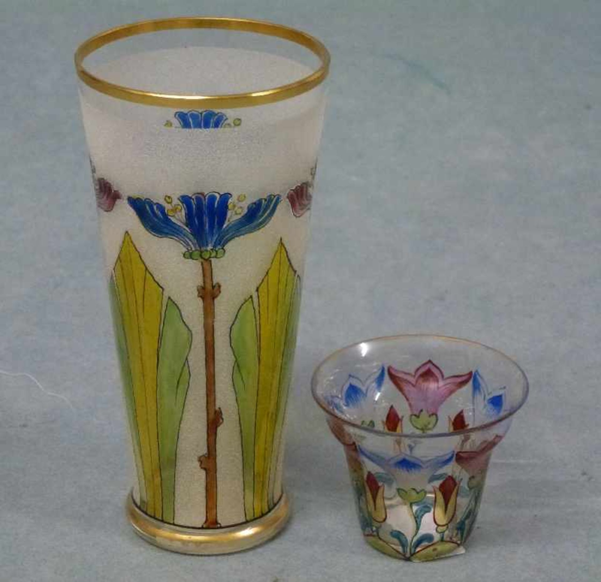 2 Jugendstil-Gläser, um 1900 konisch/Glockenform, farbige Blumen, 1x auf mattiertem Grund, H 11/4