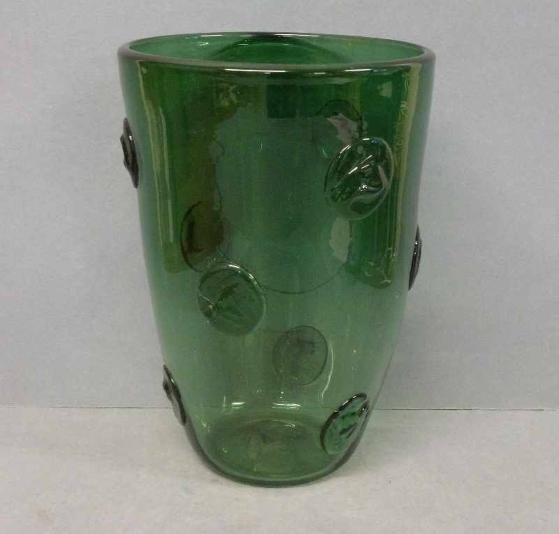 Vase, 1950er Jahre mundgeblasen, Becherform, grün, aufgeschmolzene Nuppen, Abschliff, H 35 cm