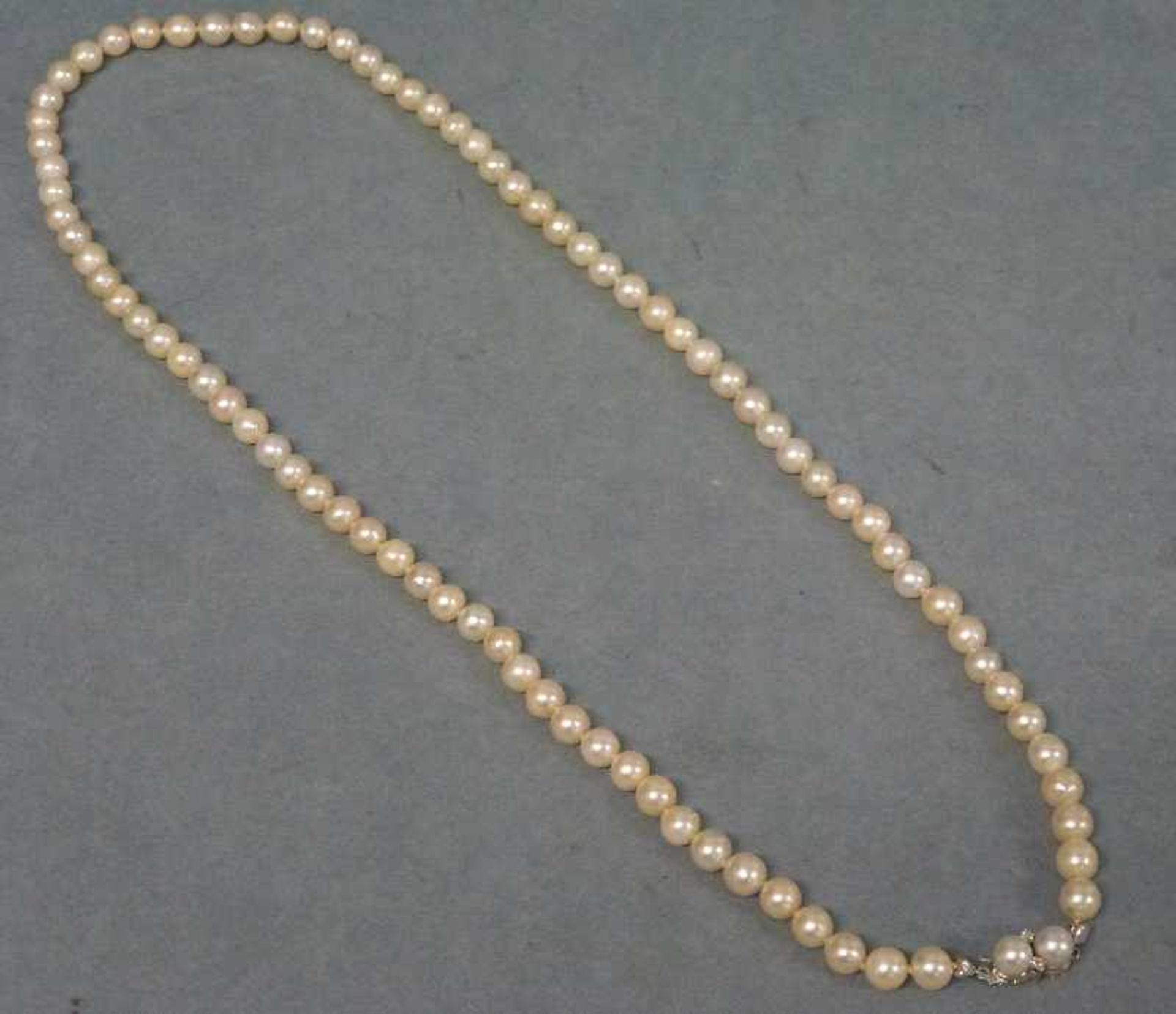 Perlenkette, 585er Weissgoldschloss 85 Perlen 7mm, Schloss m. 2 Perlen u. 2 Brillanten ca. 0,5 - Bild 2 aus 2