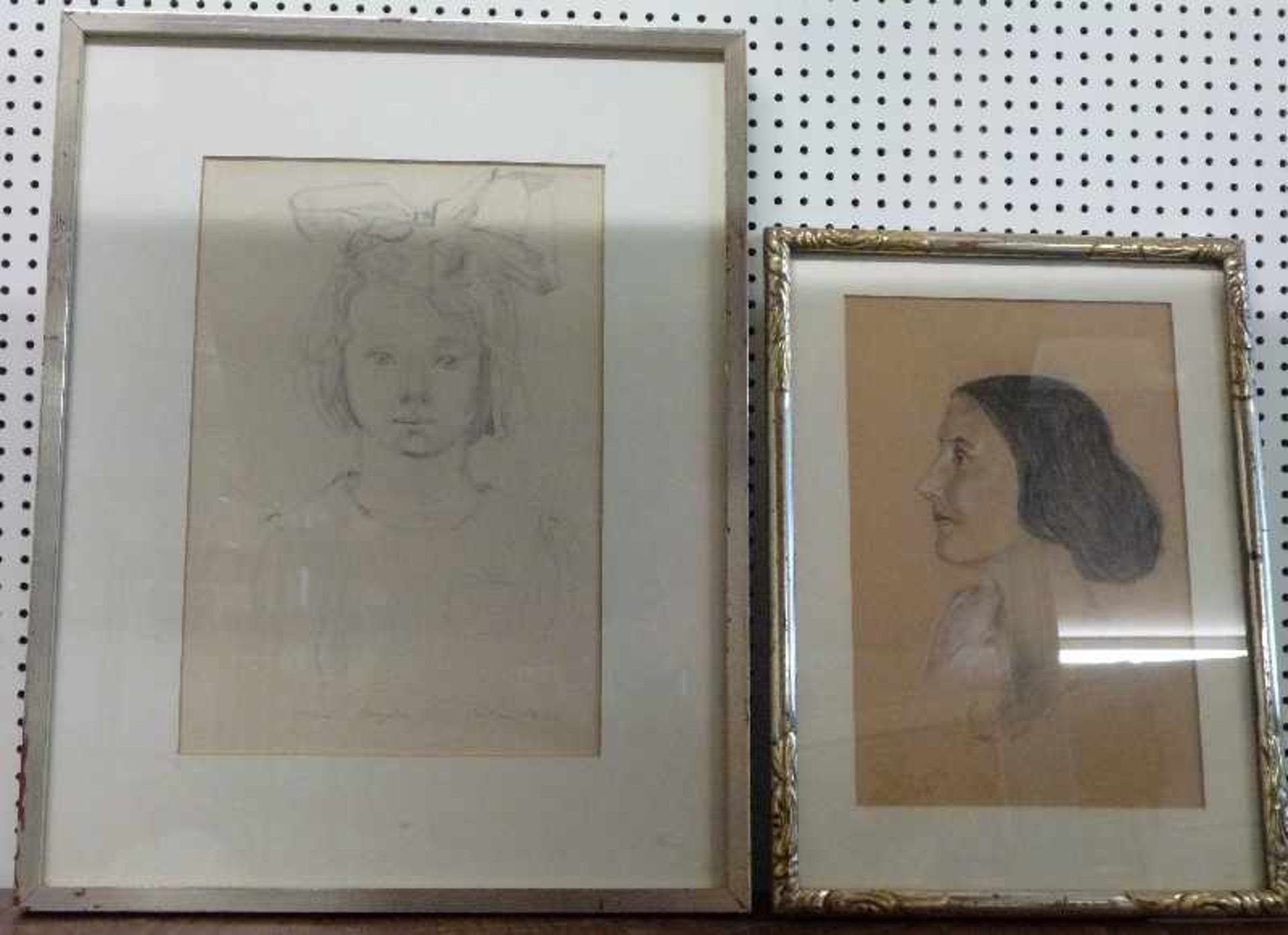 2 Portraits, Mitte 20.Jh. Bleistift, nach rechts blickende junge Frau bzw. Mädchen mit großer