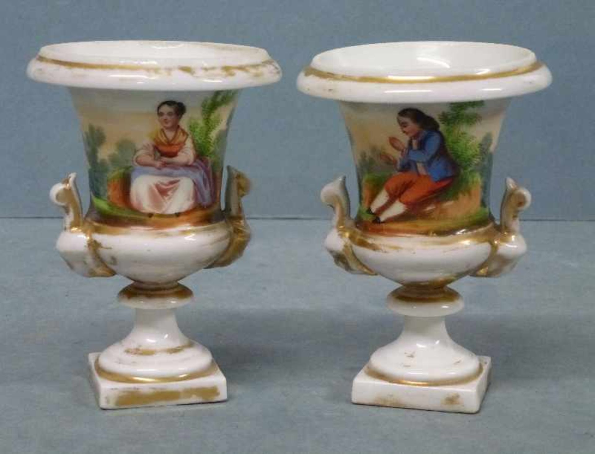 Paar kleine Empire-Vasen, Frankreich um 1830/40 Kraterform, Maskaronhenkel, Junge bzw. Mädchen in
