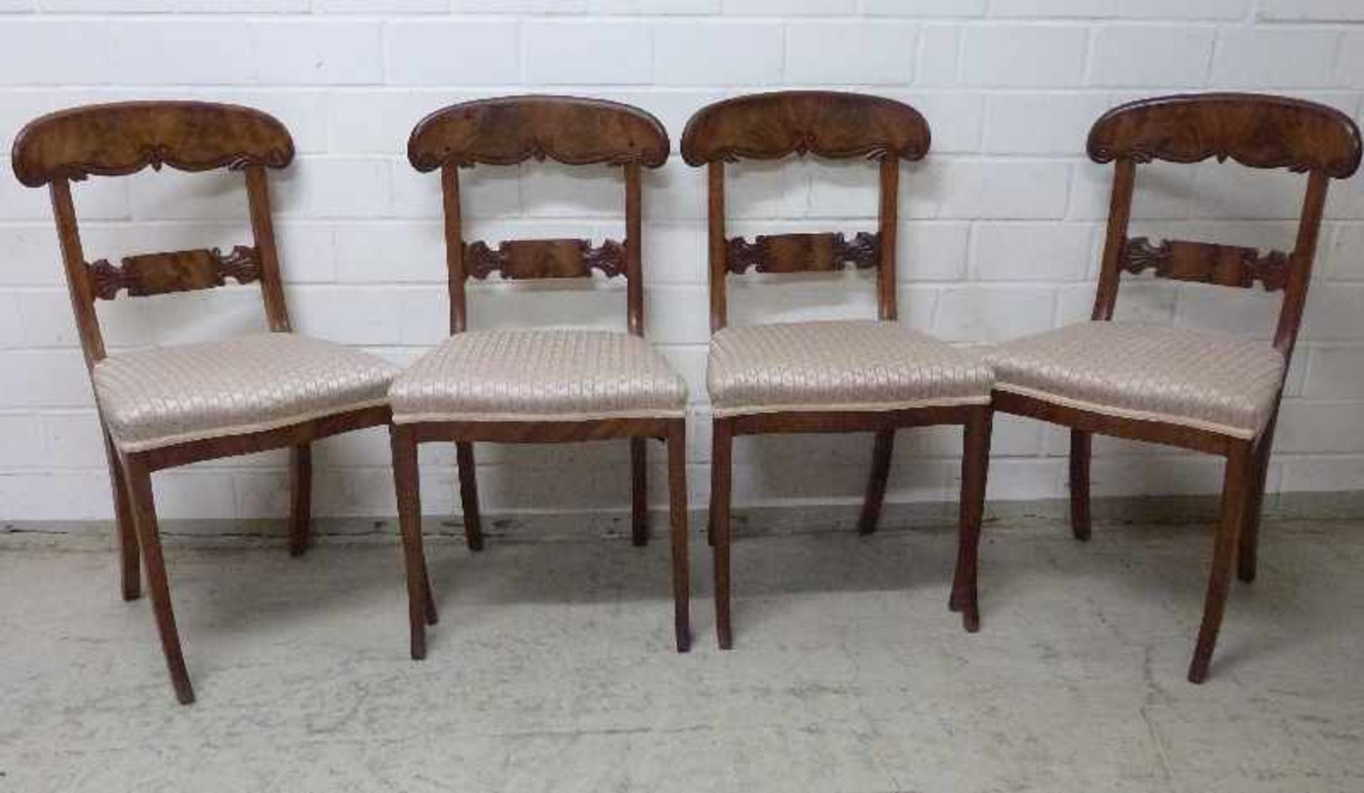 4 Biedermeier-Stühle, um 1830 Mahagoni, Säbelbeine, gebogenes, geschweiftes Lehnbrett- und Strebe,