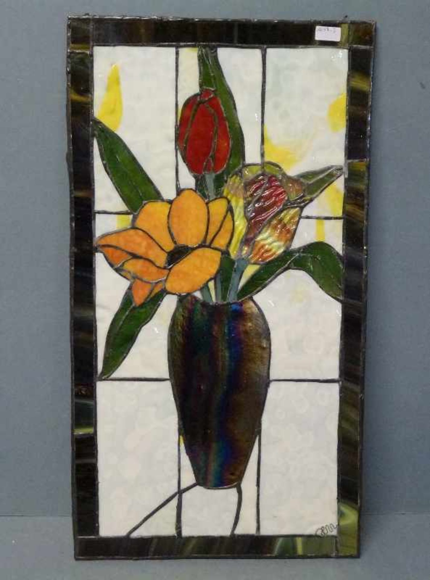 Jugendstil-Bleiverglasung hochrechteckig, Blumenstrauß in Vase, kl. Sprünge, Sign. HM, 55x30 cm