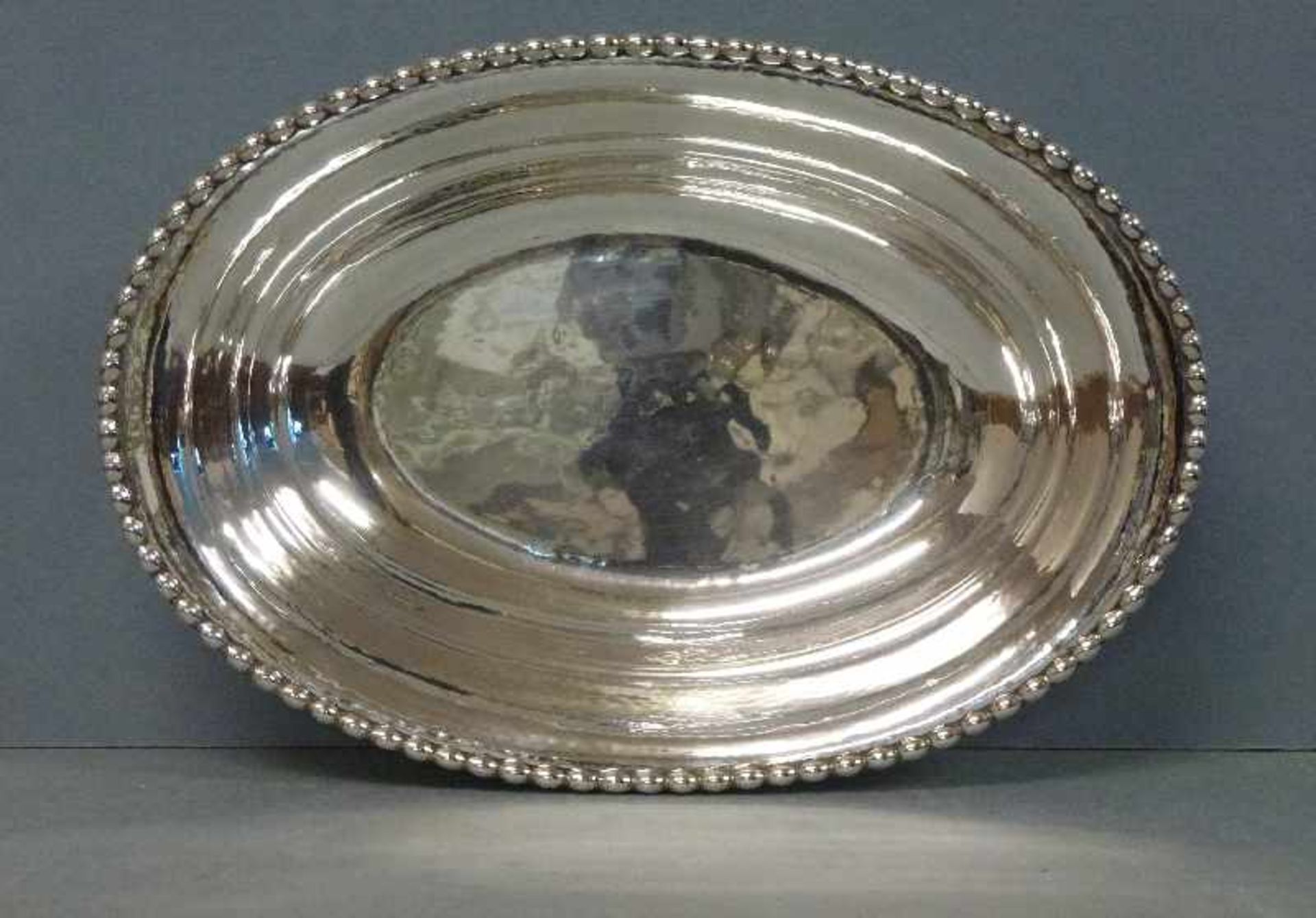 art-deco-Brotschale, 800er Silber, um 1930 oval, Perlrand, Hammerschlagdekor, Dm 29 cm, 438 g