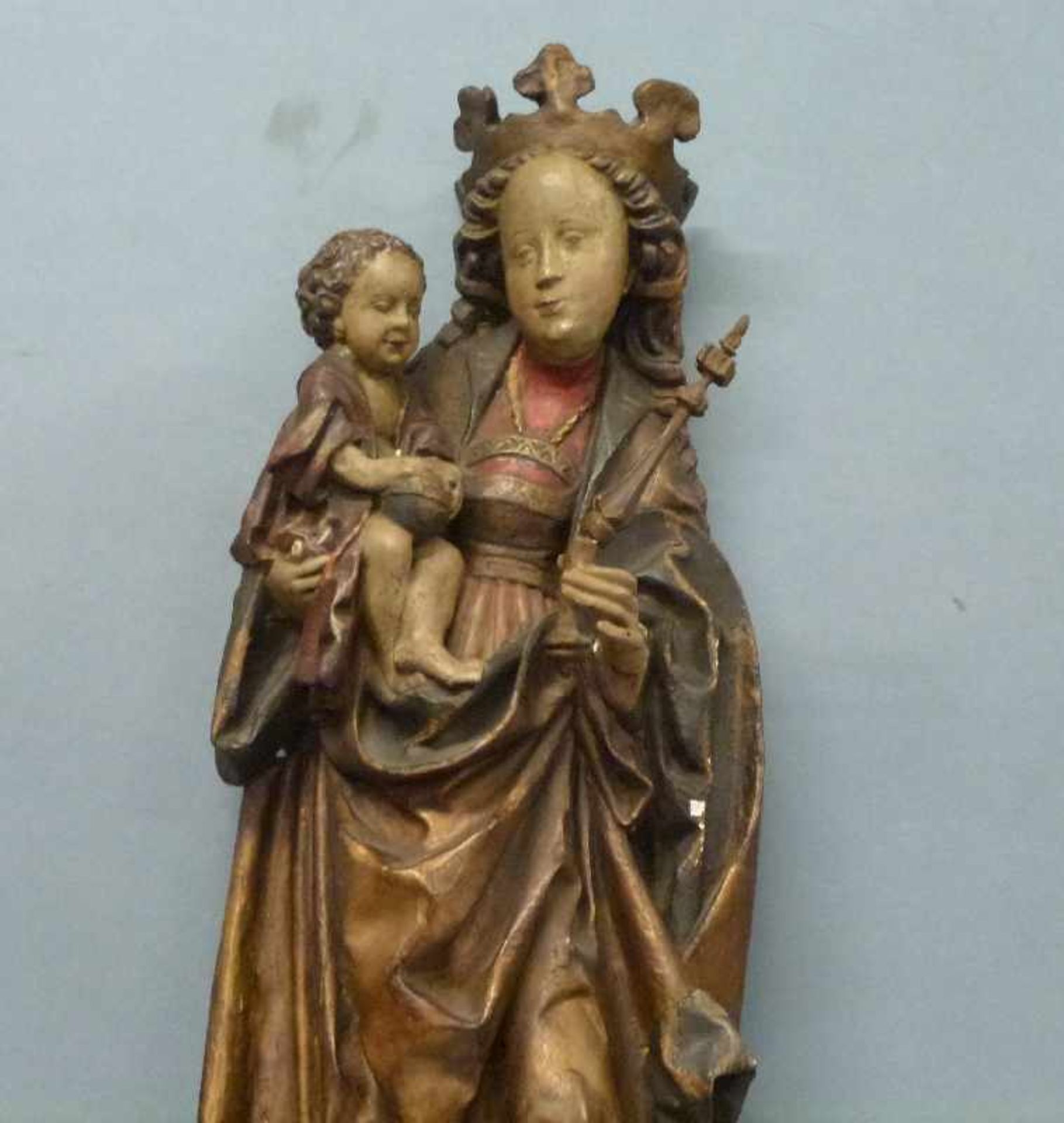 Mondsichel-Madonna, 19/20.Jh. Gipsabguss einer gotischen Madonna mit Jesuskind auf dem Arm, H 73 cm - Bild 2 aus 2