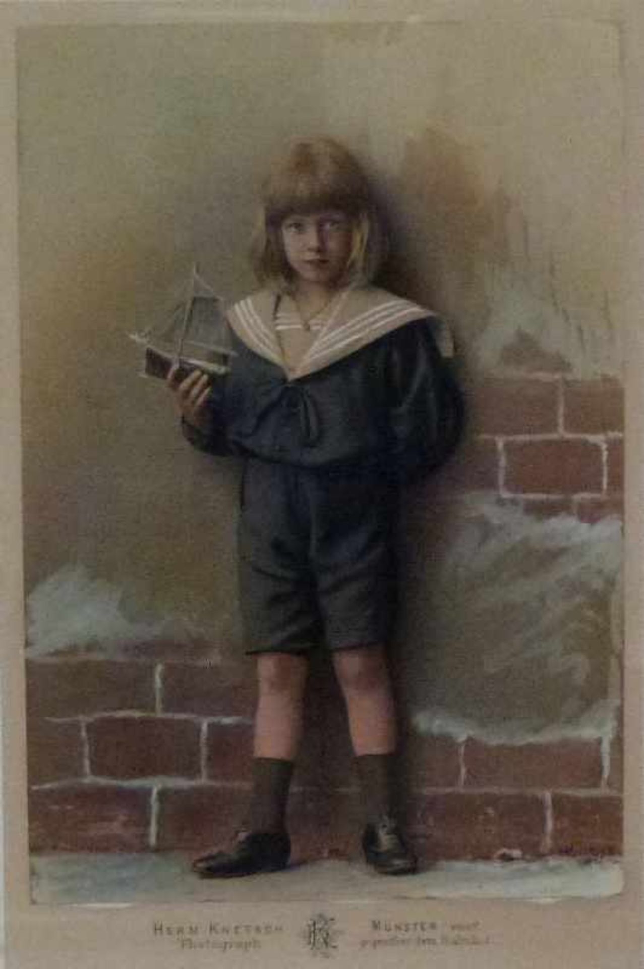 Kinderportrait, H. Knetsch, Münster, 1898 coloriertes Foto, vor Mauer stehender Knabe im