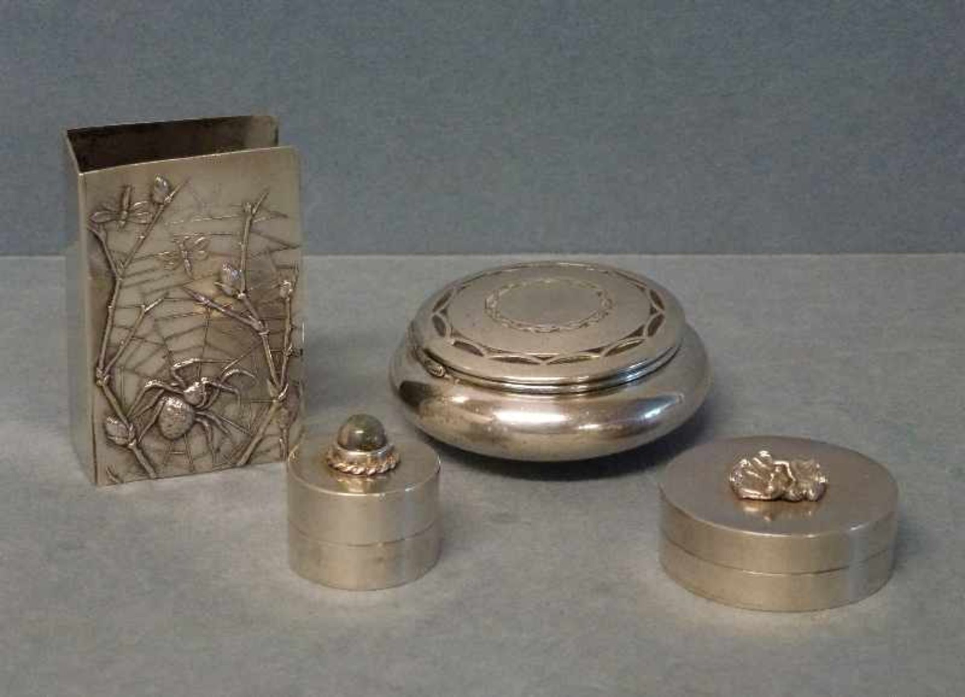 2 Pillendosen und Streichholzhalter, 900er/800er Silber 2 Pillendosen rund, Deckelverzierung;
