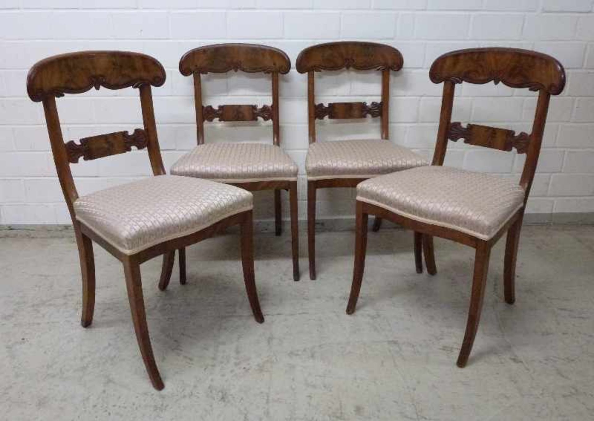 4 Biedermeier-Stühle, um 1830 Mahagoni, Säbelbeine, gebogenes, geschweiftes Lehnbrett- und Strebe, - Bild 2 aus 4